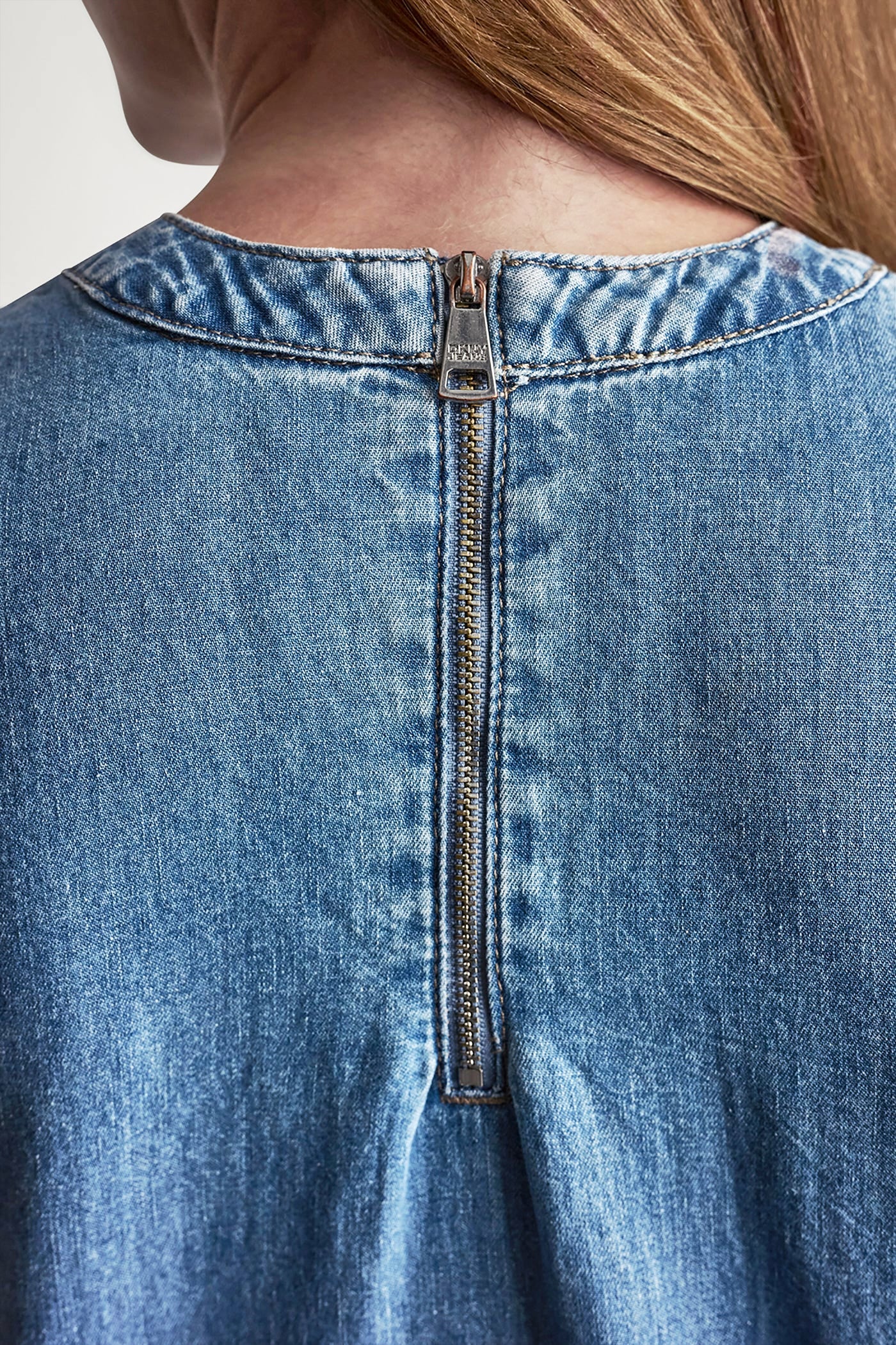 SLEEVELESS DENIM TOP