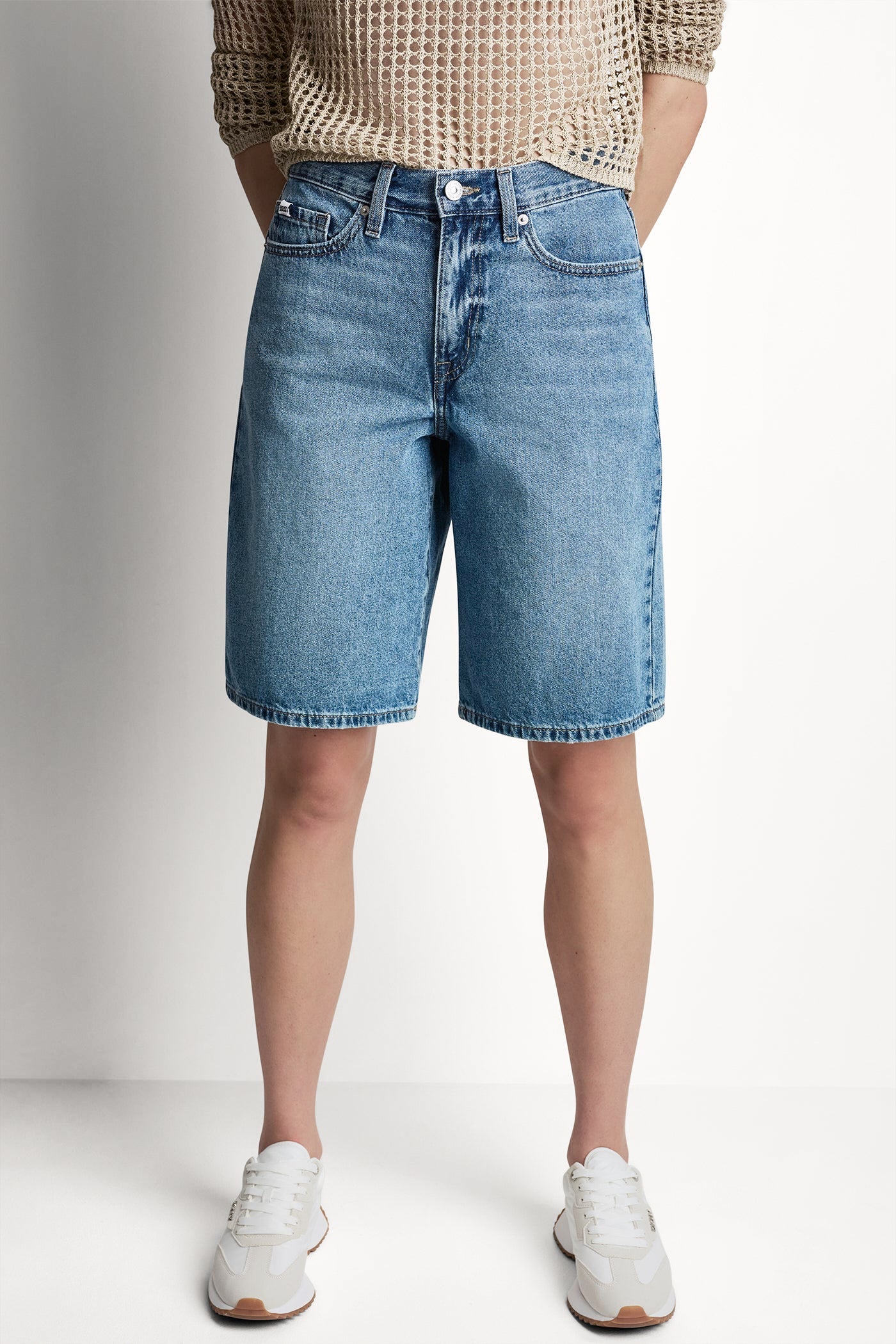 MID-RISE RELAXED DENIM SHORT
