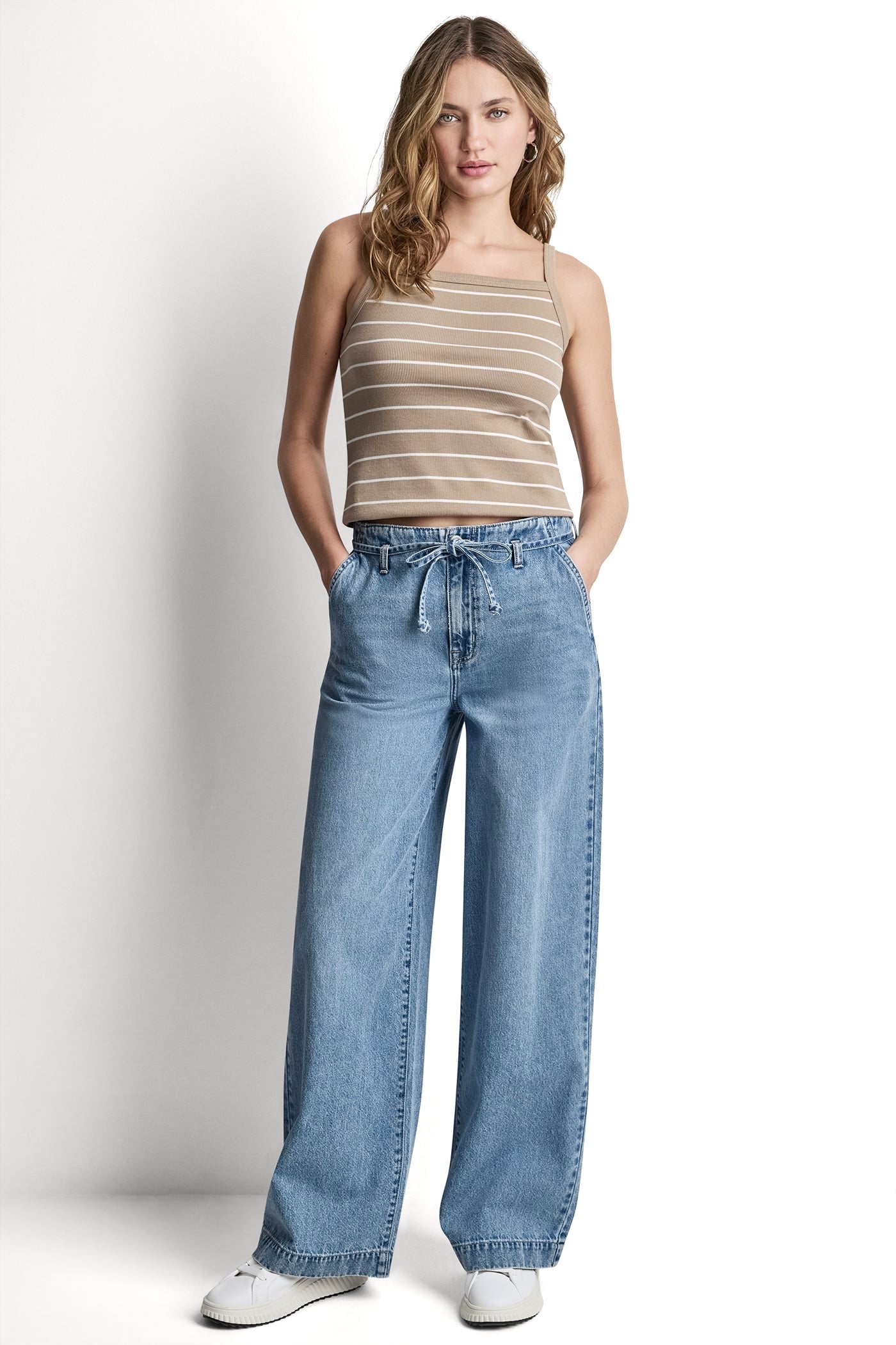 HIGH-RISE WIDE LEG JEAN