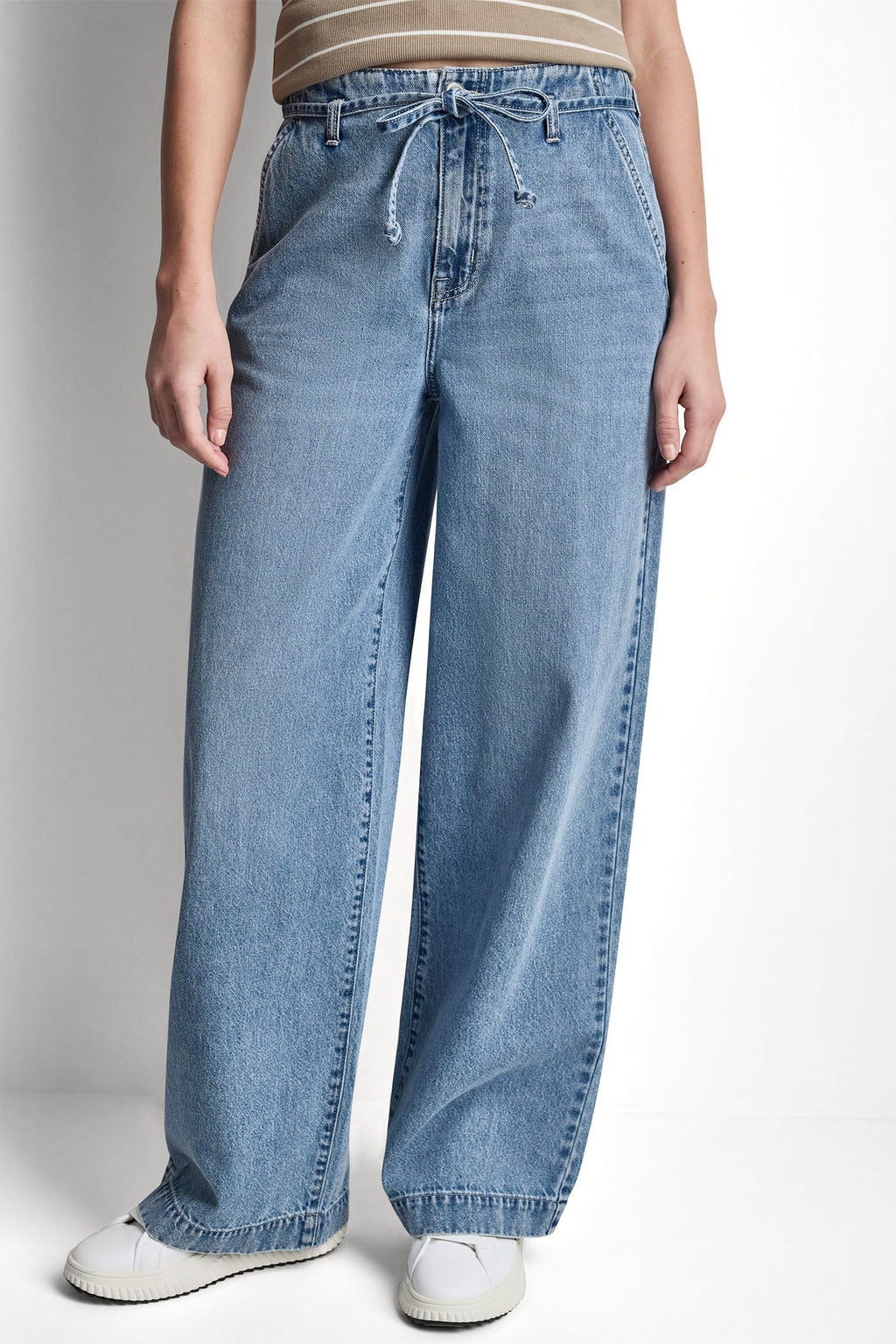 HIGH-RISE WIDE LEG JEAN