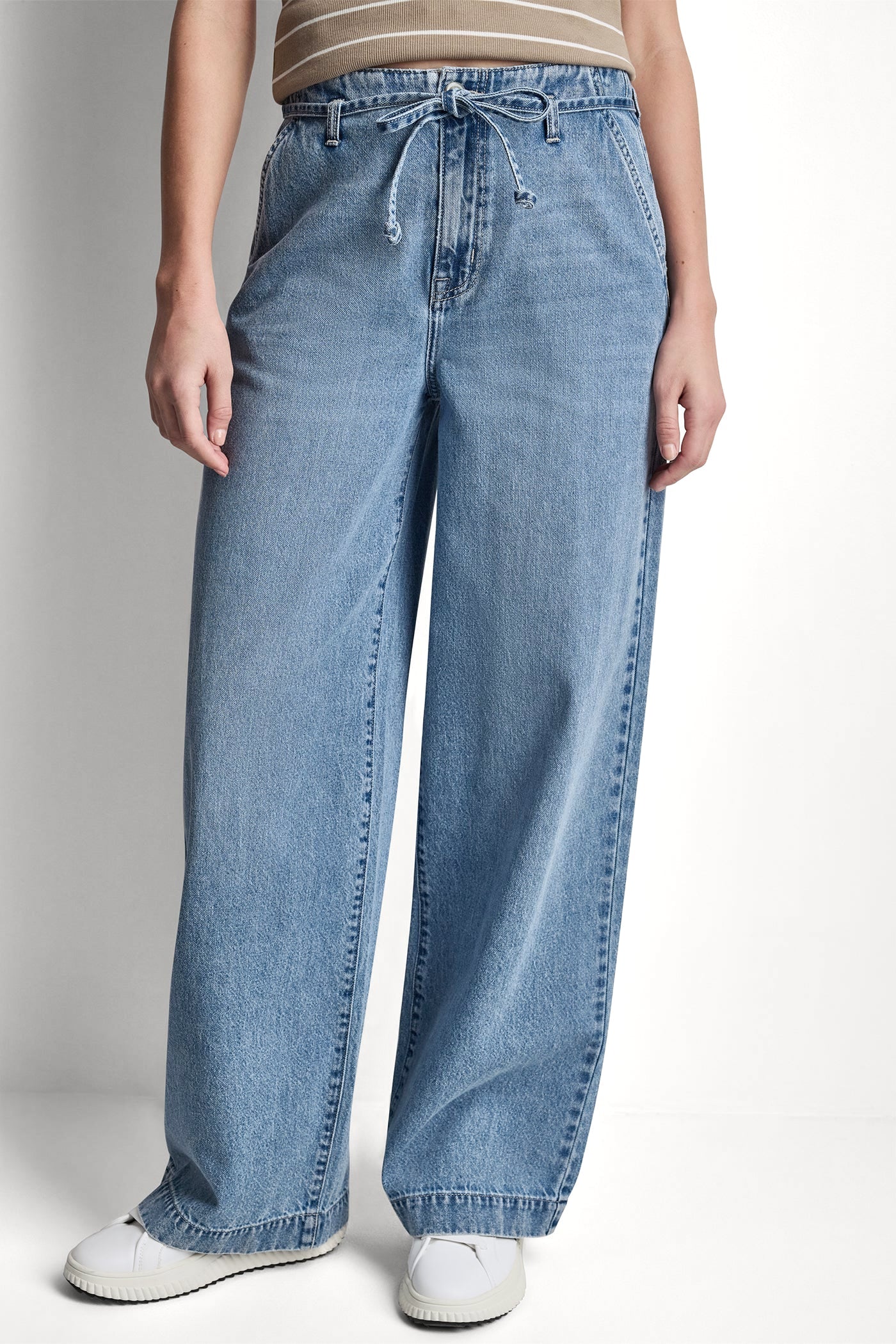 HIGH-RISE WIDE LEG JEAN
