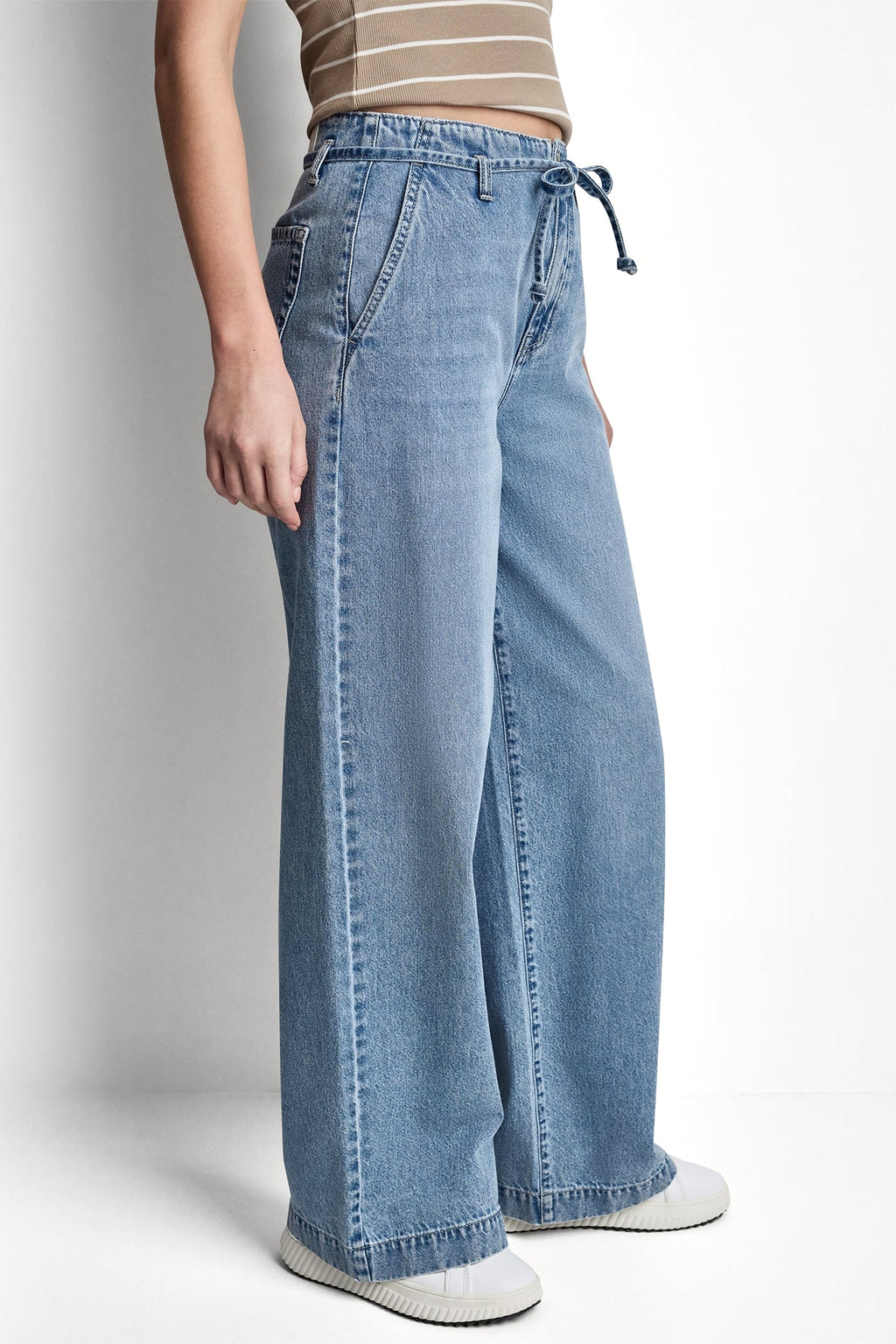 HIGH-RISE WIDE LEG JEAN