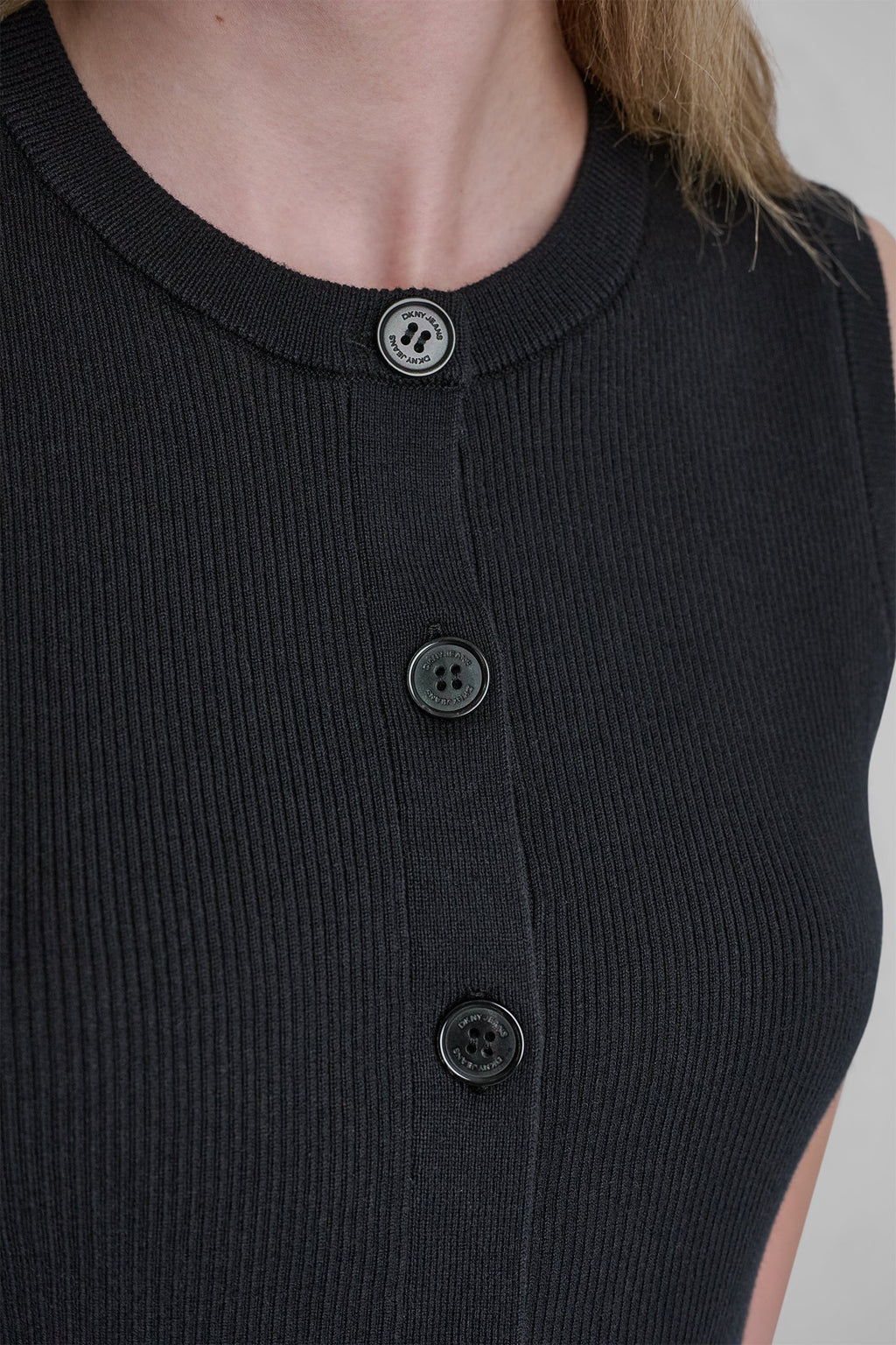 CROPPED SLEEVELESS LOGO TRIM SWEATER