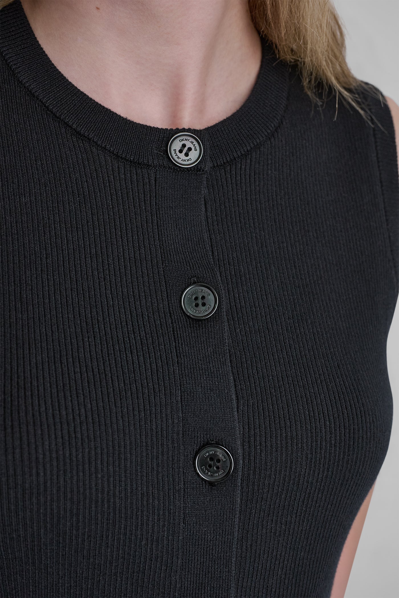 CROPPED SLEEVELESS LOGO TRIM SWEATER