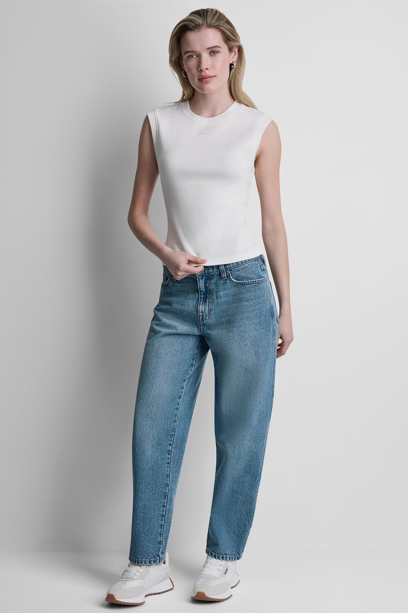 CREW NECK SLEEVELESS TEE
