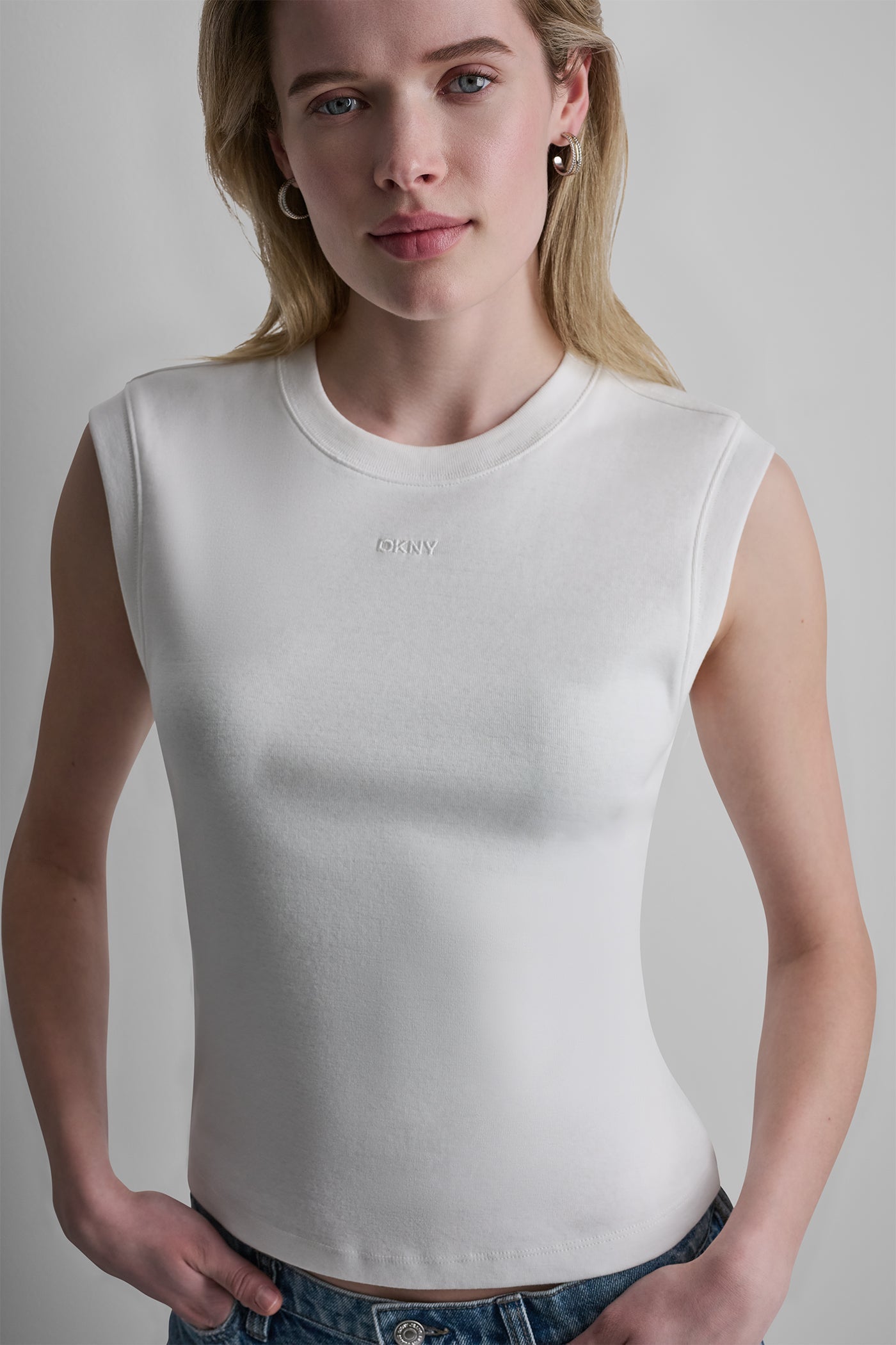 CREW NECK SLEEVELESS TEE