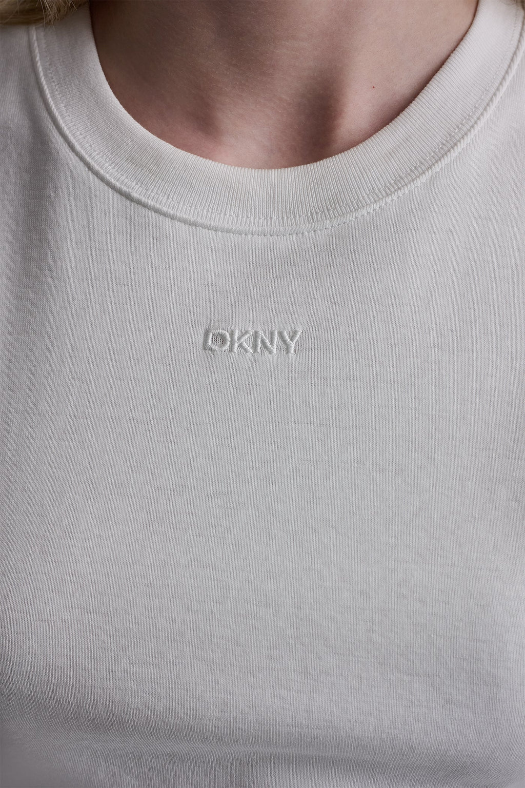CREW NECK SLEEVELESS TEE