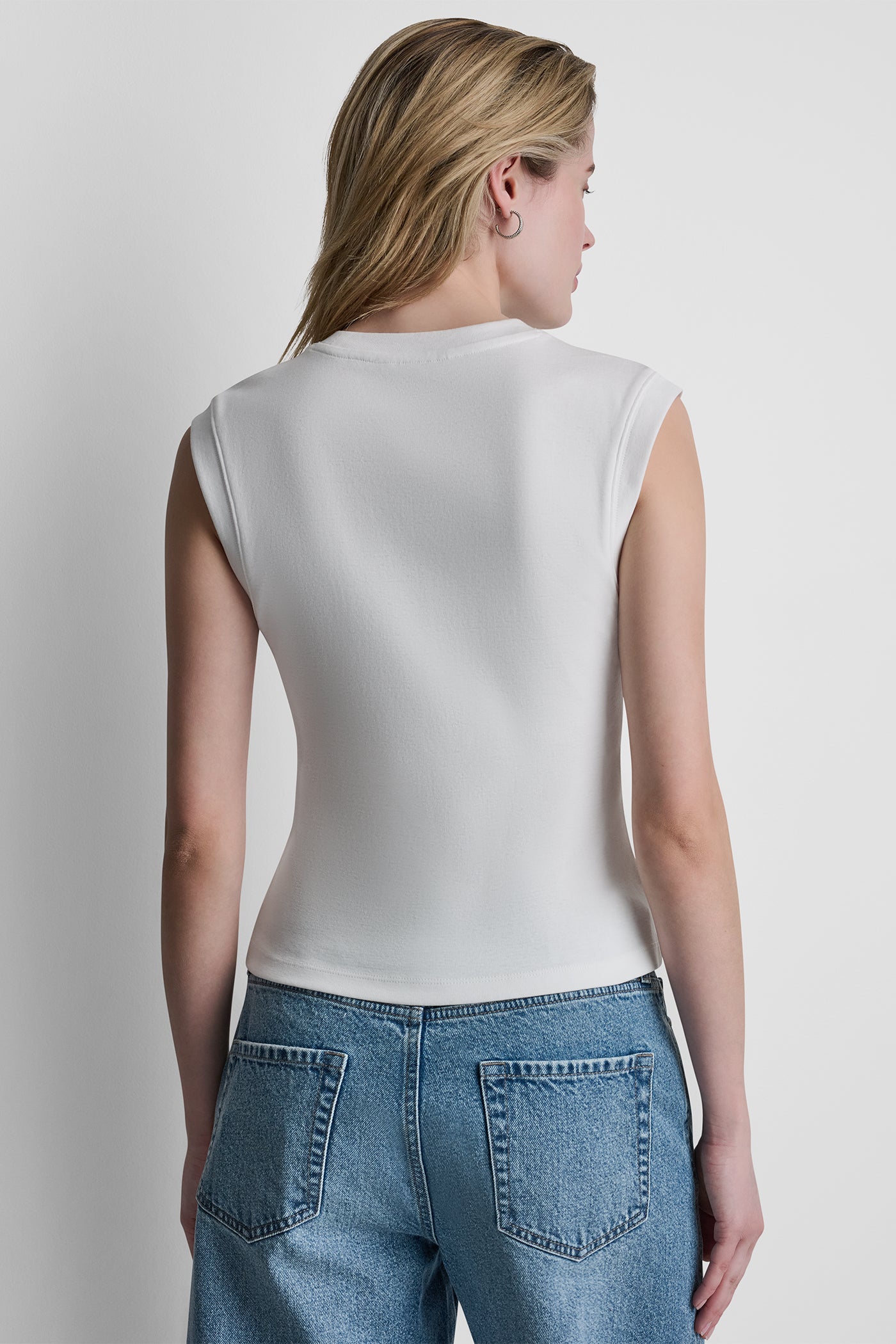 CREW NECK SLEEVELESS TEE