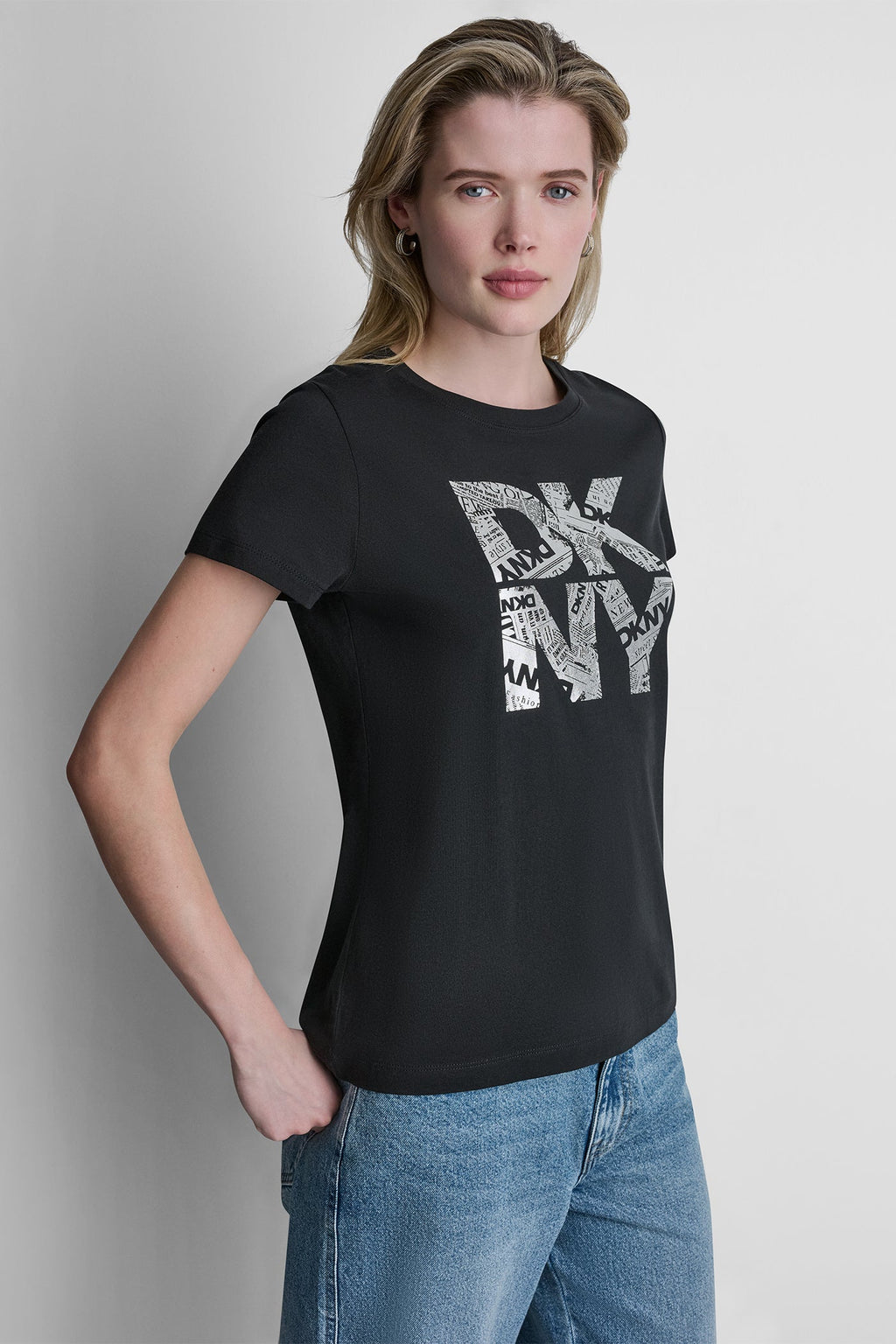 NEWSPRINT DKNY STACKED LOGO TEE