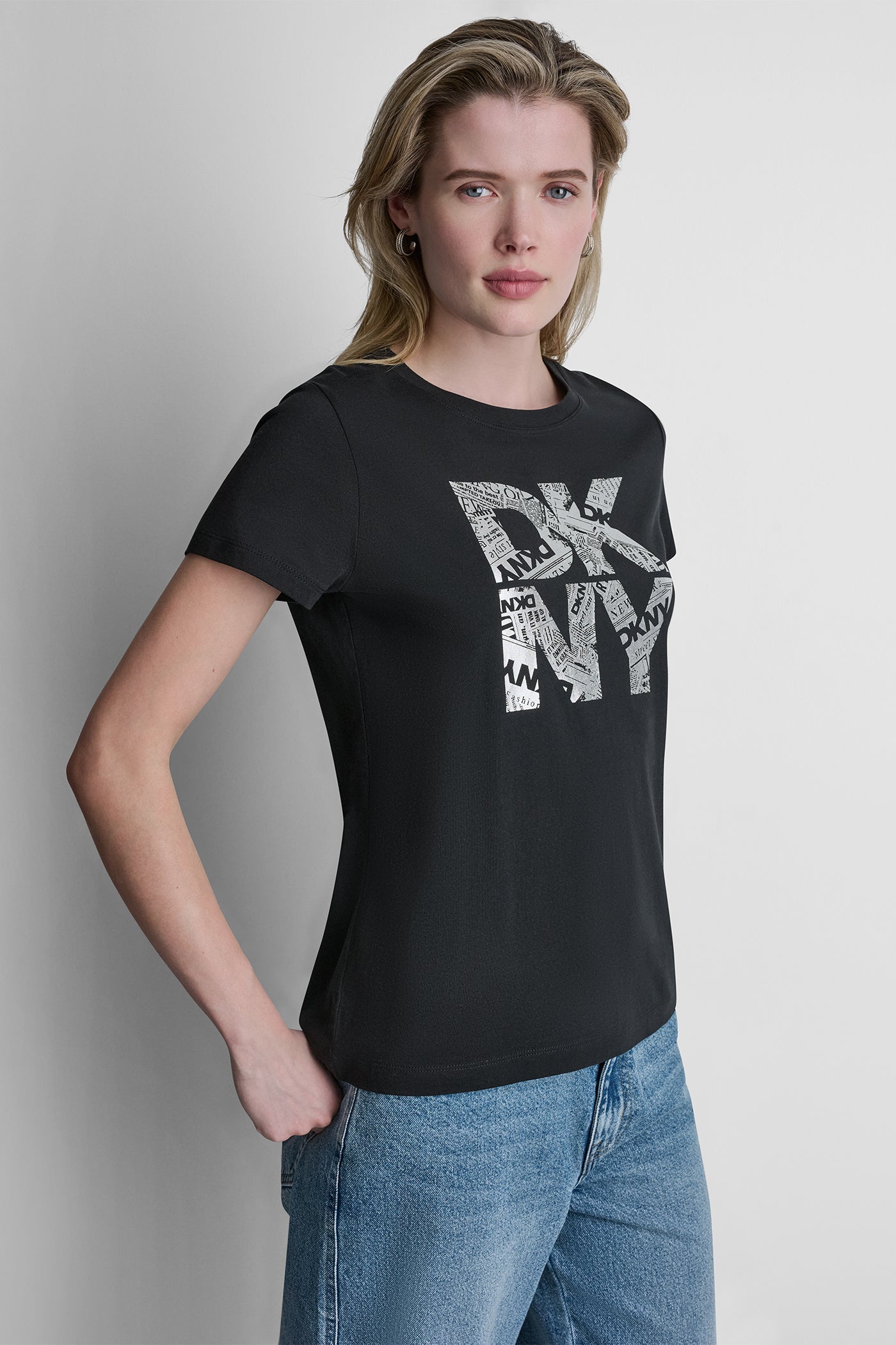 NEWSPRINT DKNY STACKED LOGO TEE