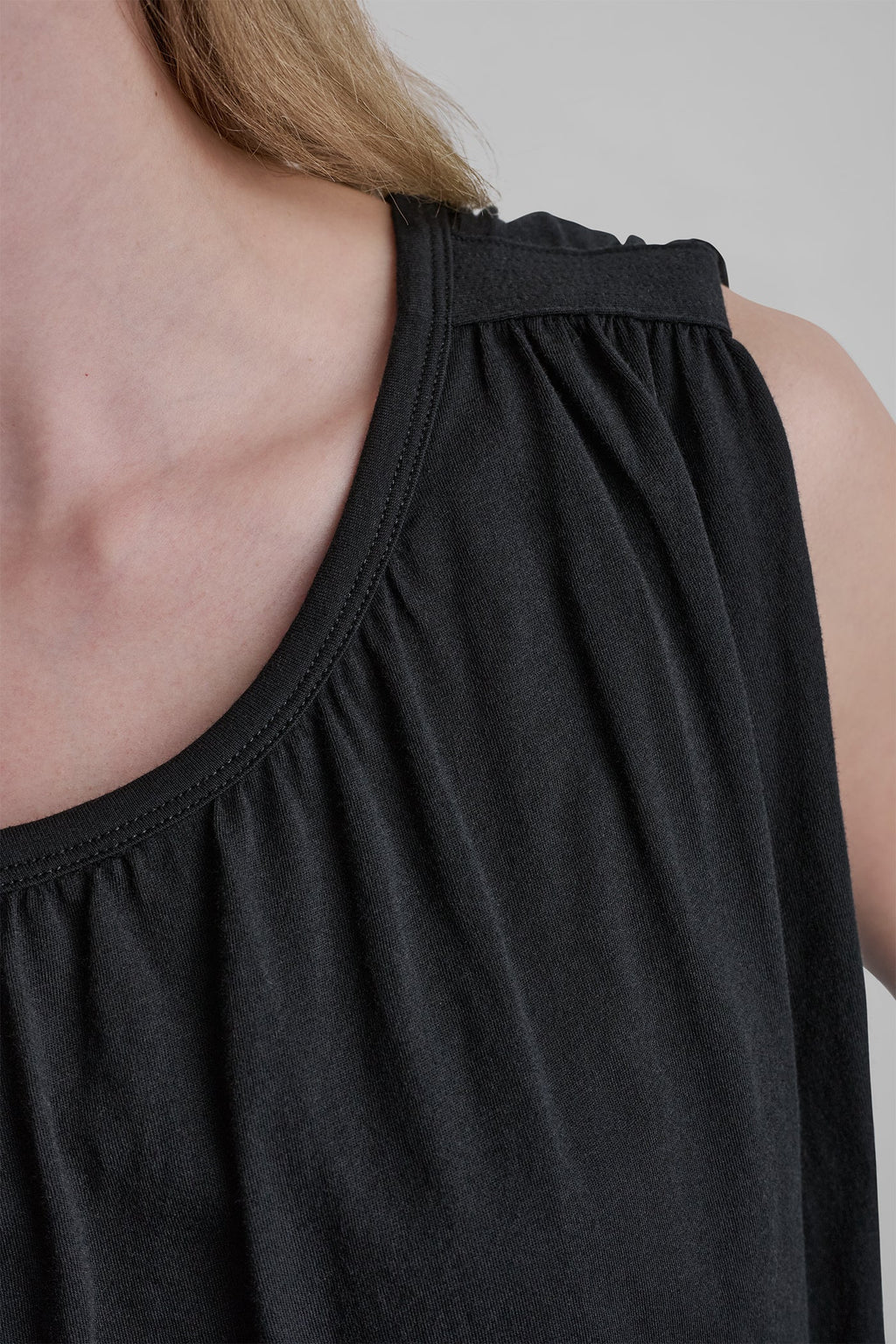 SLEEVELESS RUCHED TOP
