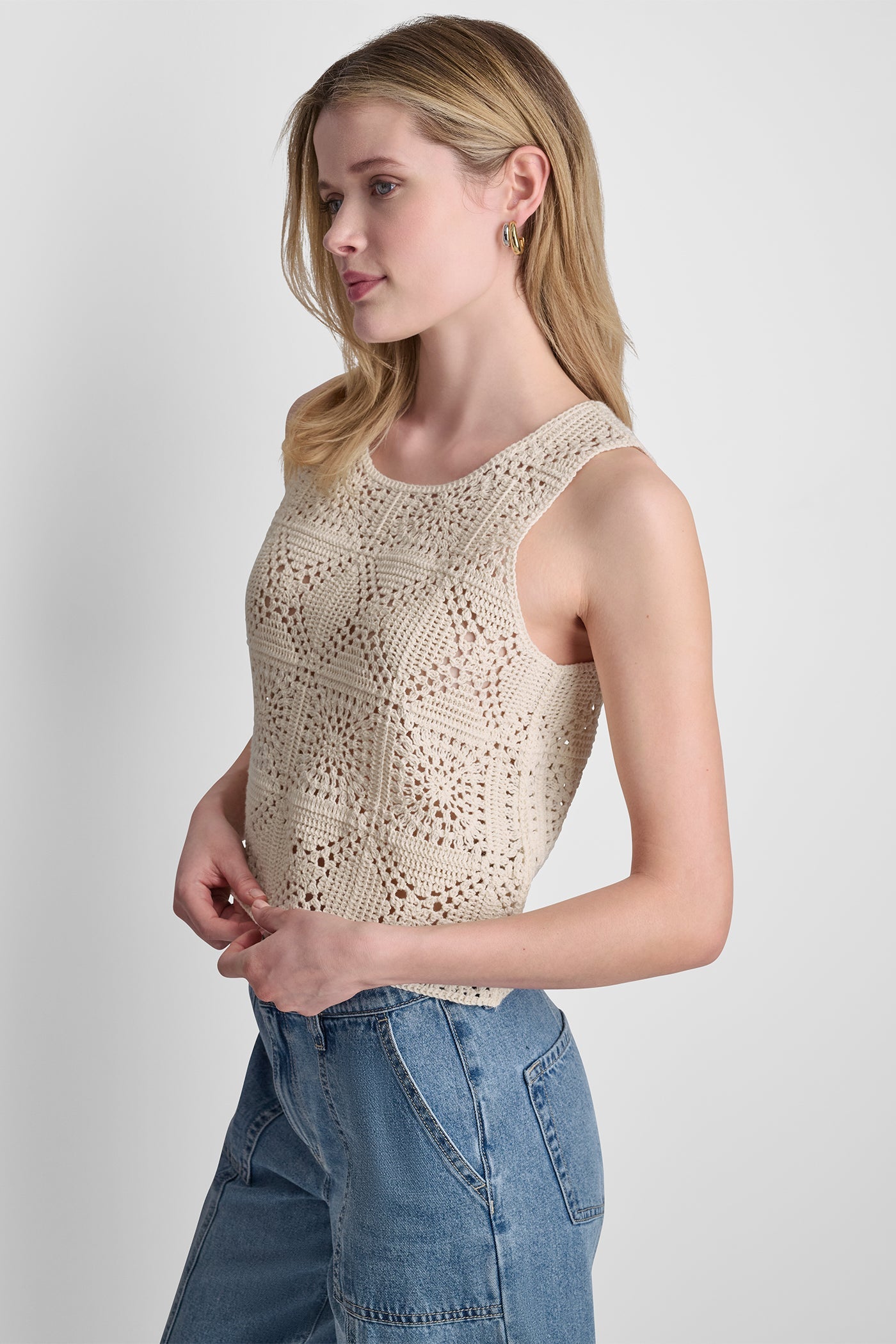 SLEEVELESS CROCHET SQUARE SWEATER
