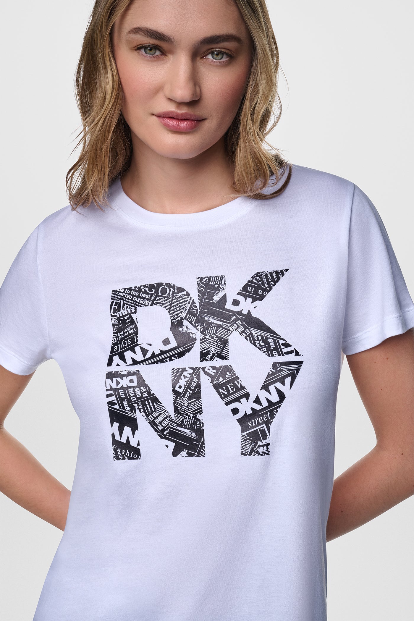 NEWSPRINT DKNY STACKED LOGO TEE