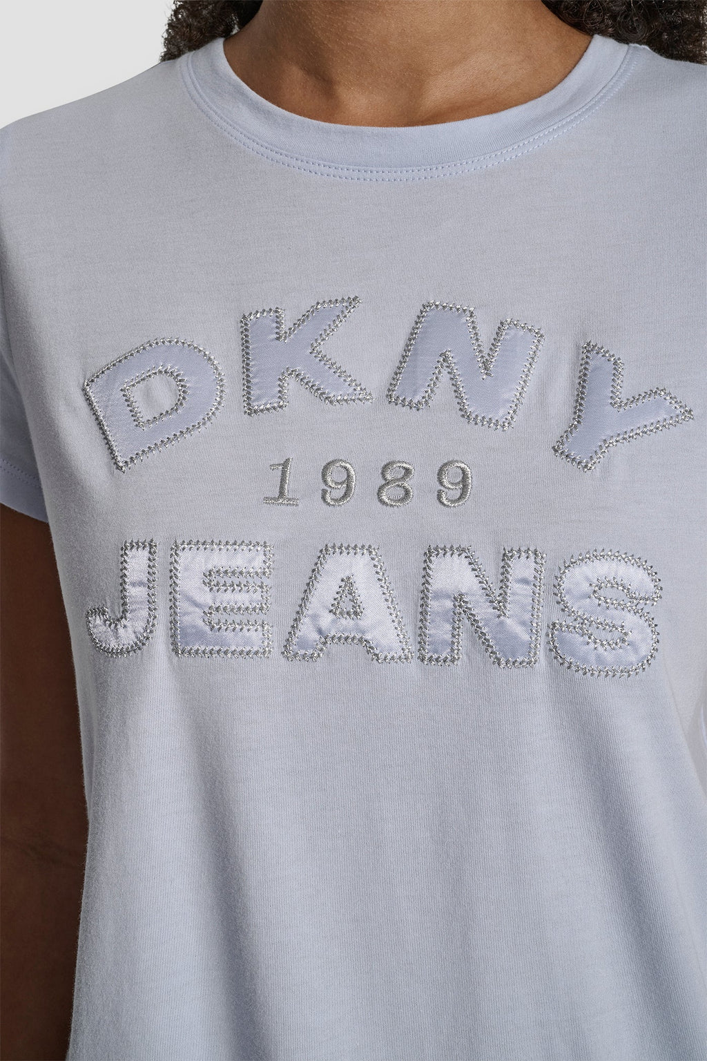 DKNY JEANS SATIN APPLIQUE CHAINSTITCH LOGO CREW NECK TEE