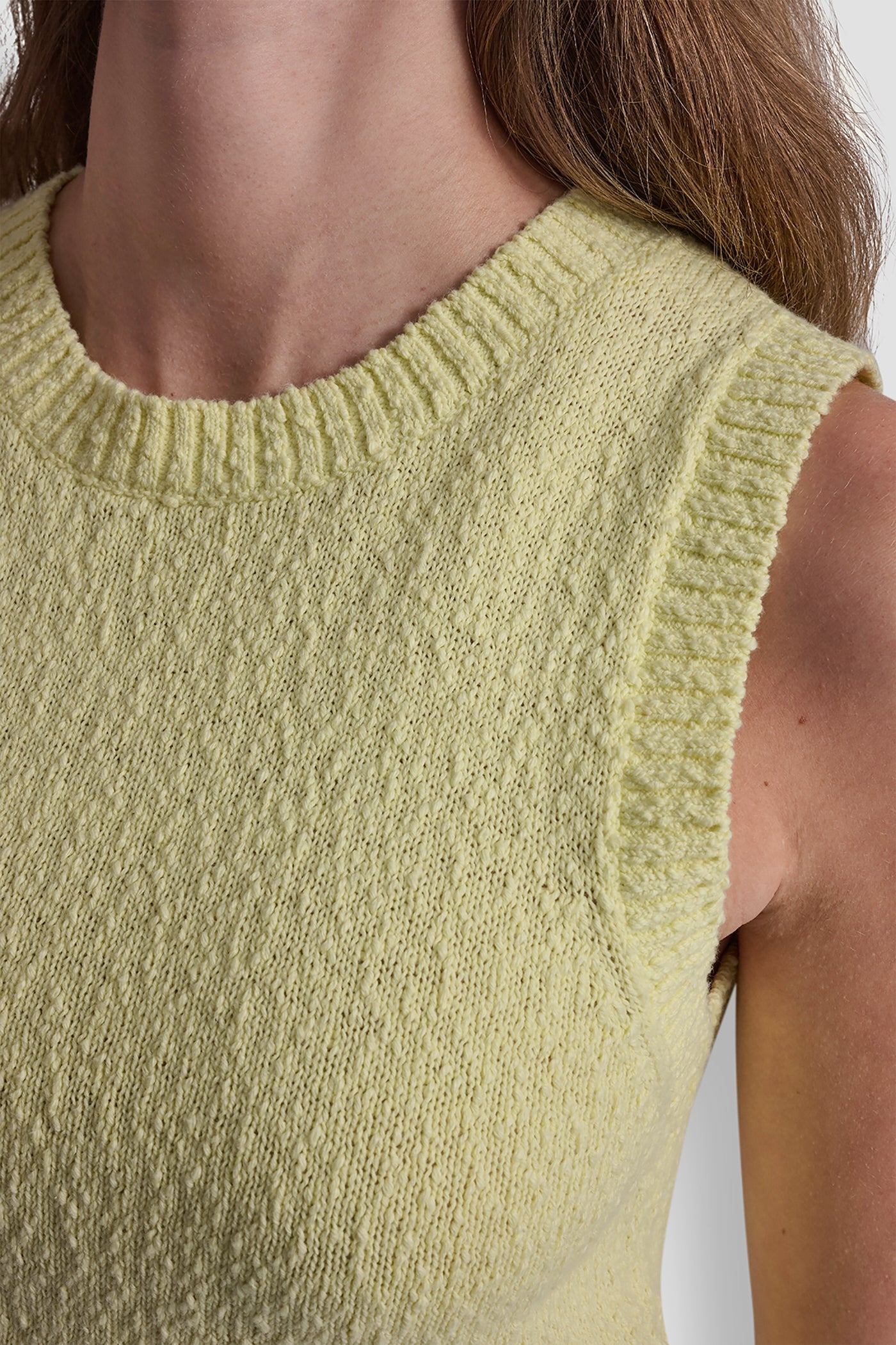 CREW NECK SLEEVELESS SWEATER
