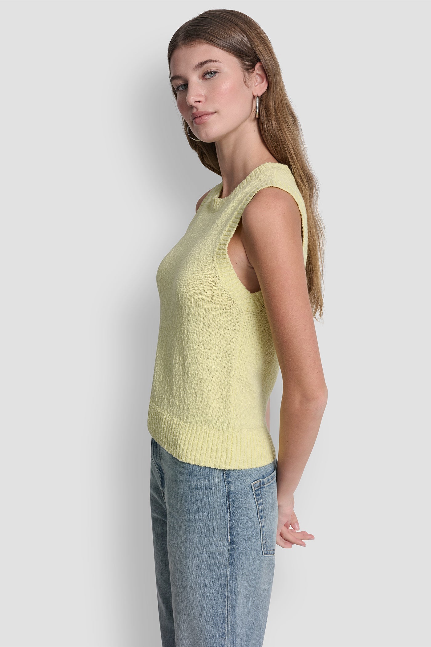 CREW NECK SLEEVELESS SWEATER