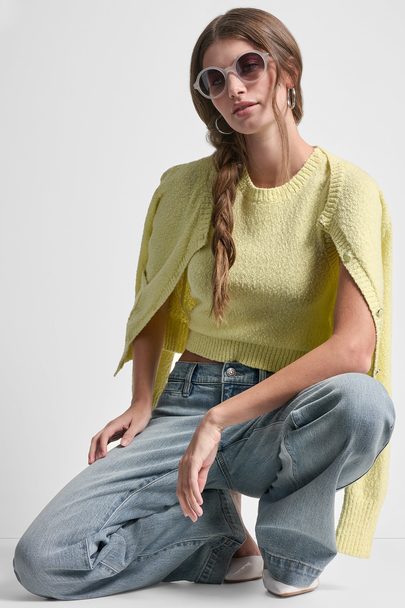 CREW NECK SLEEVELESS SWEATER