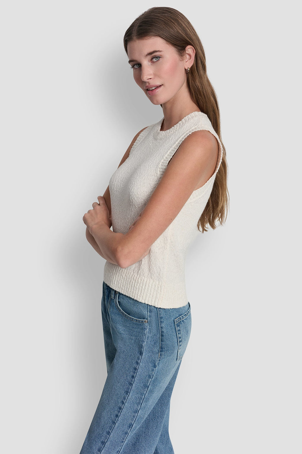 CREW NECK SLEEVELESS SWEATER