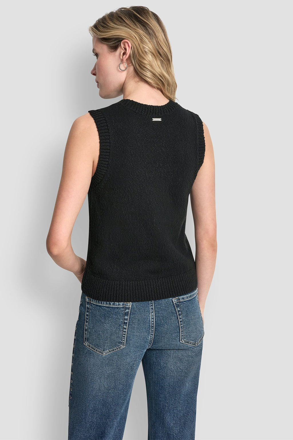 CREW NECK SLEEVELESS SWEATER