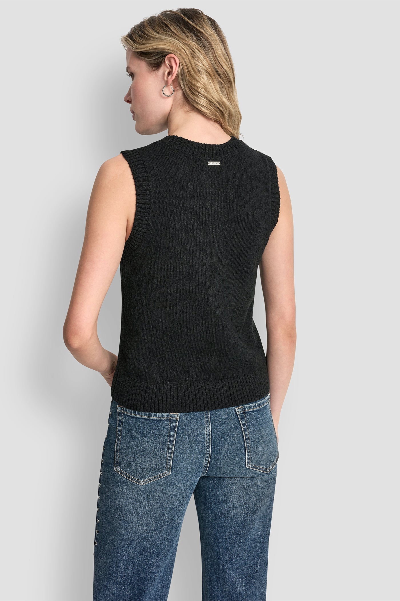 CREW NECK SLEEVELESS SWEATER