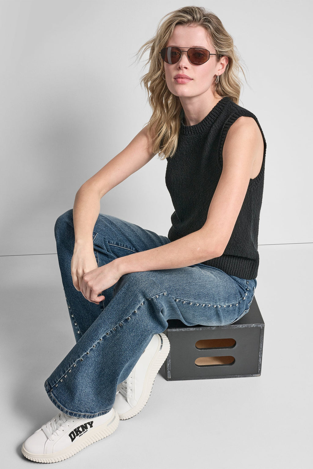 CREW NECK SLEEVELESS SWEATER