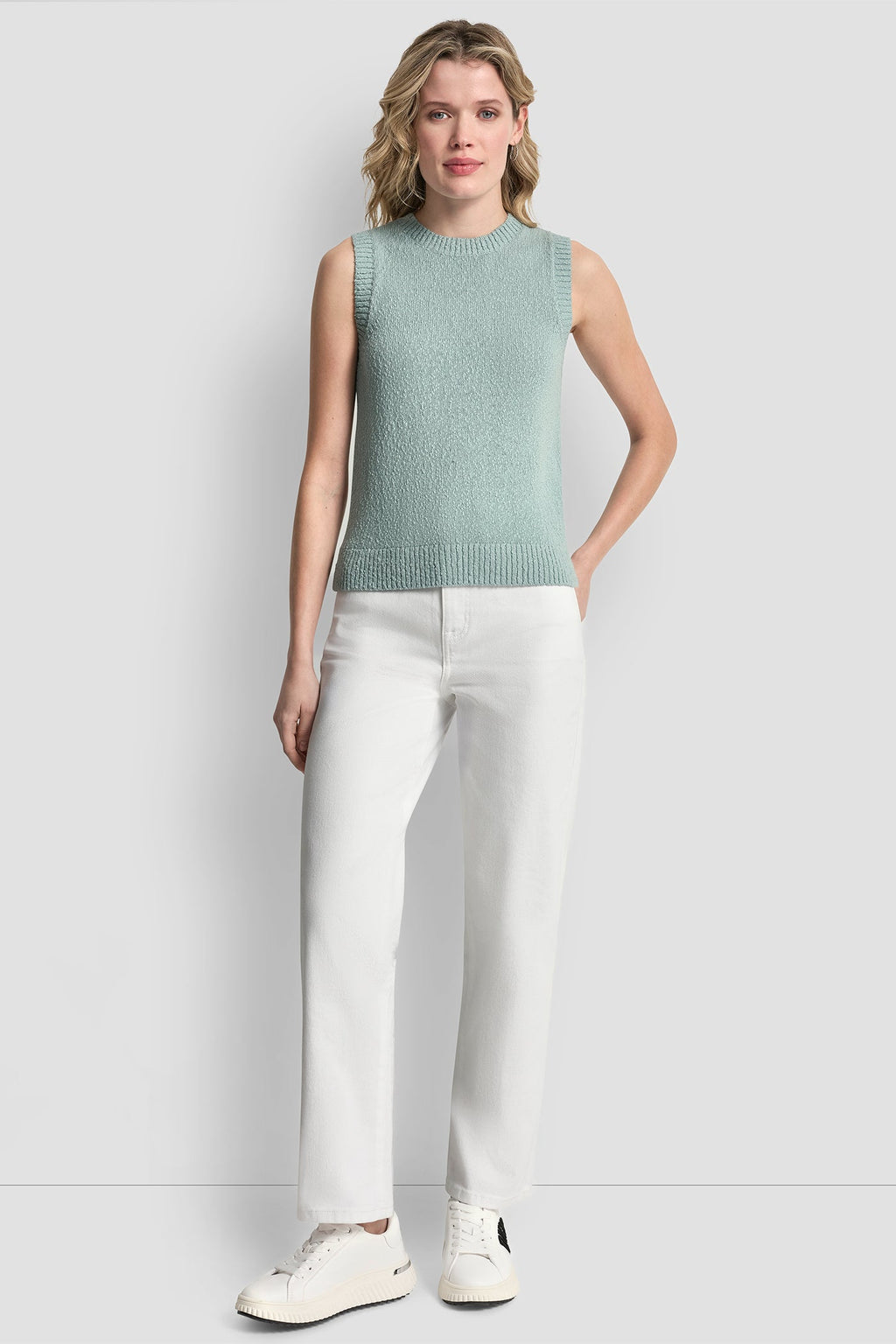 CREW NECK SLEEVELESS SWEATER
