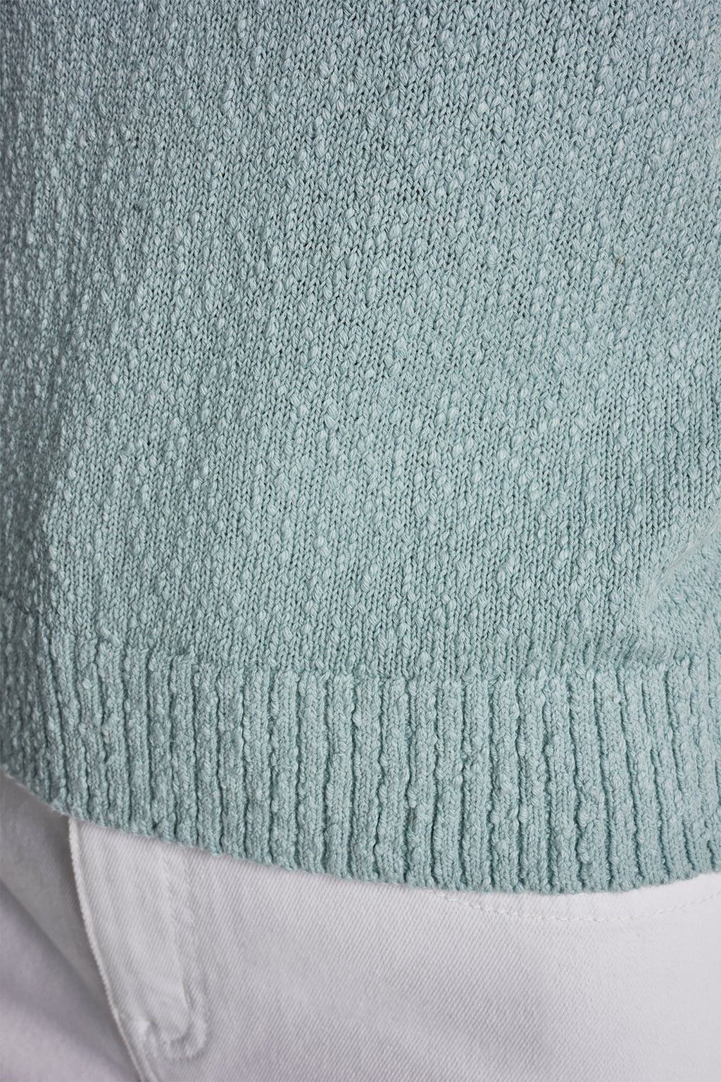 CREW NECK SLEEVELESS SWEATER
