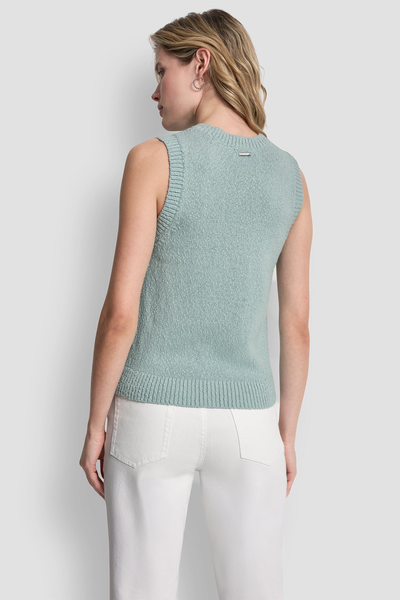 CREW NECK SLEEVELESS SWEATER