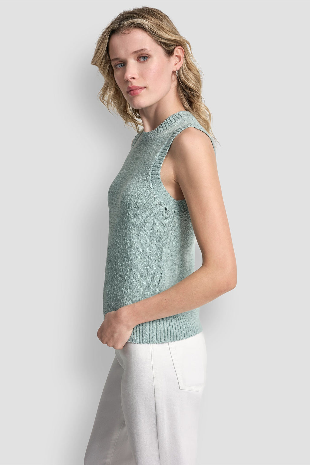 CREW NECK SLEEVELESS SWEATER