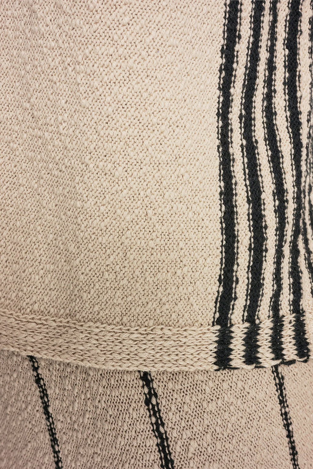 SLEEVELESS SWEATER WITH STRIPED DETAIL