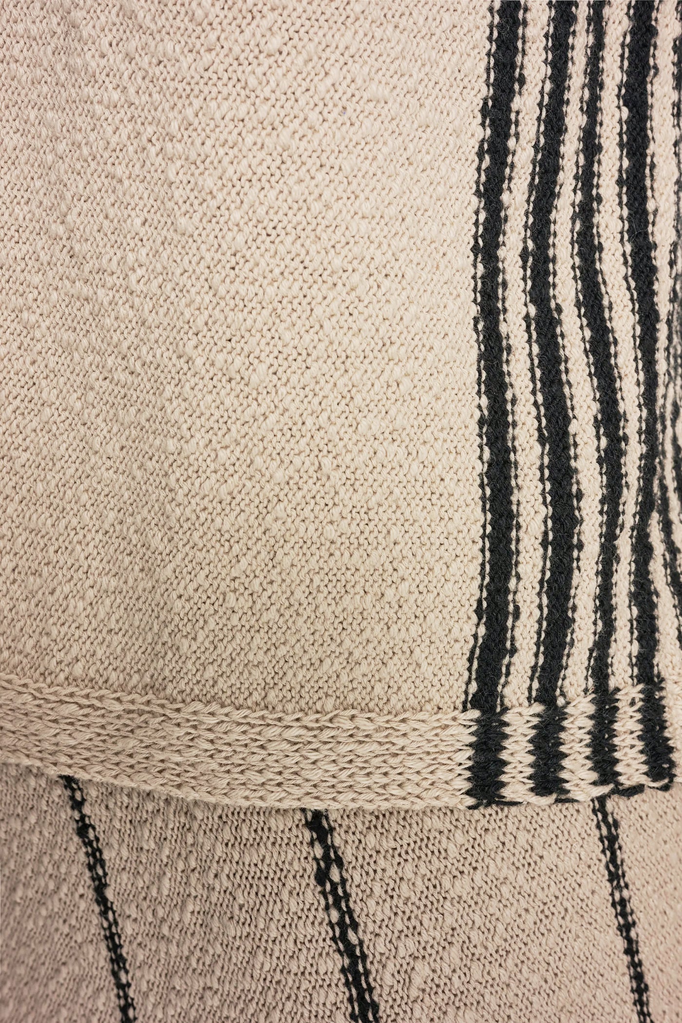 SLEEVELESS SWEATER WITH STRIPED DETAIL