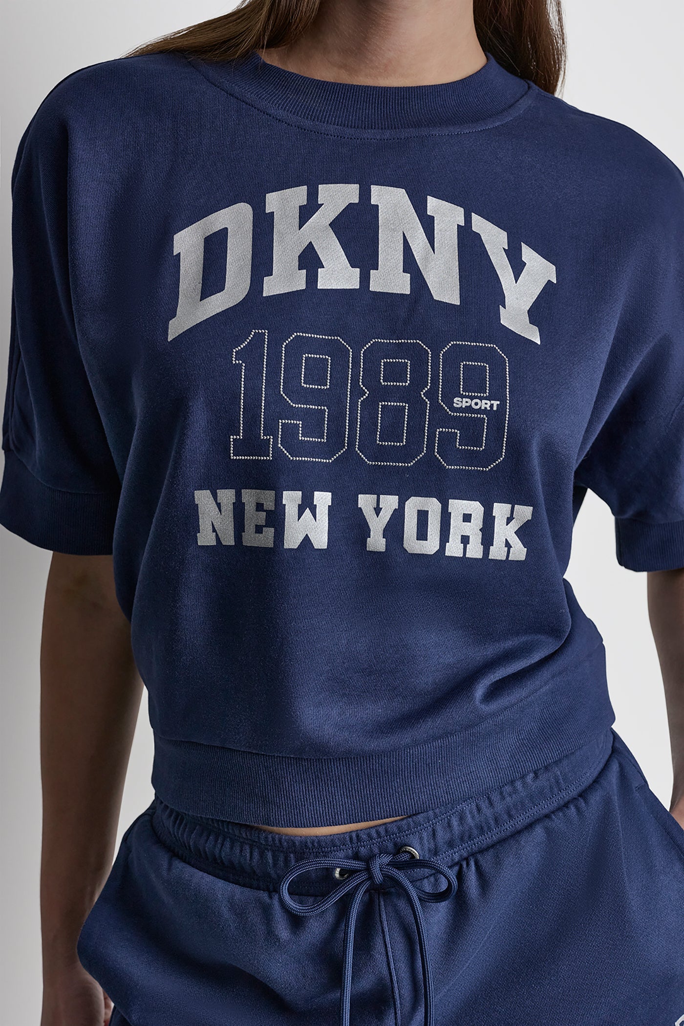 SHORT SLEEVE LOGO HIGH-LOW TEE