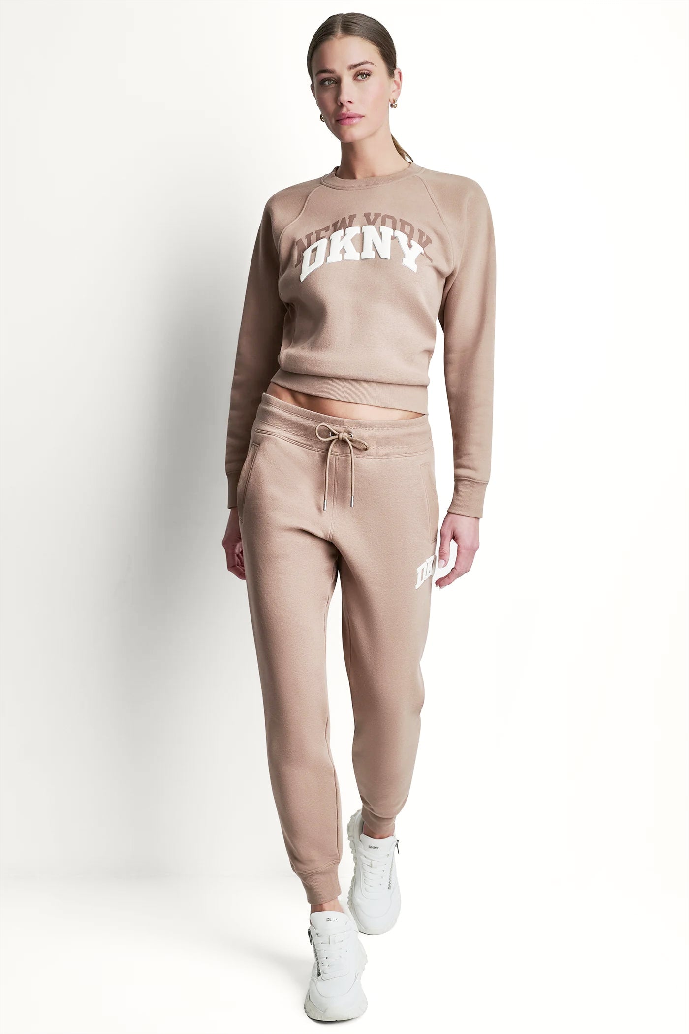 MID-RISE VARSITY LOGO JOGGER