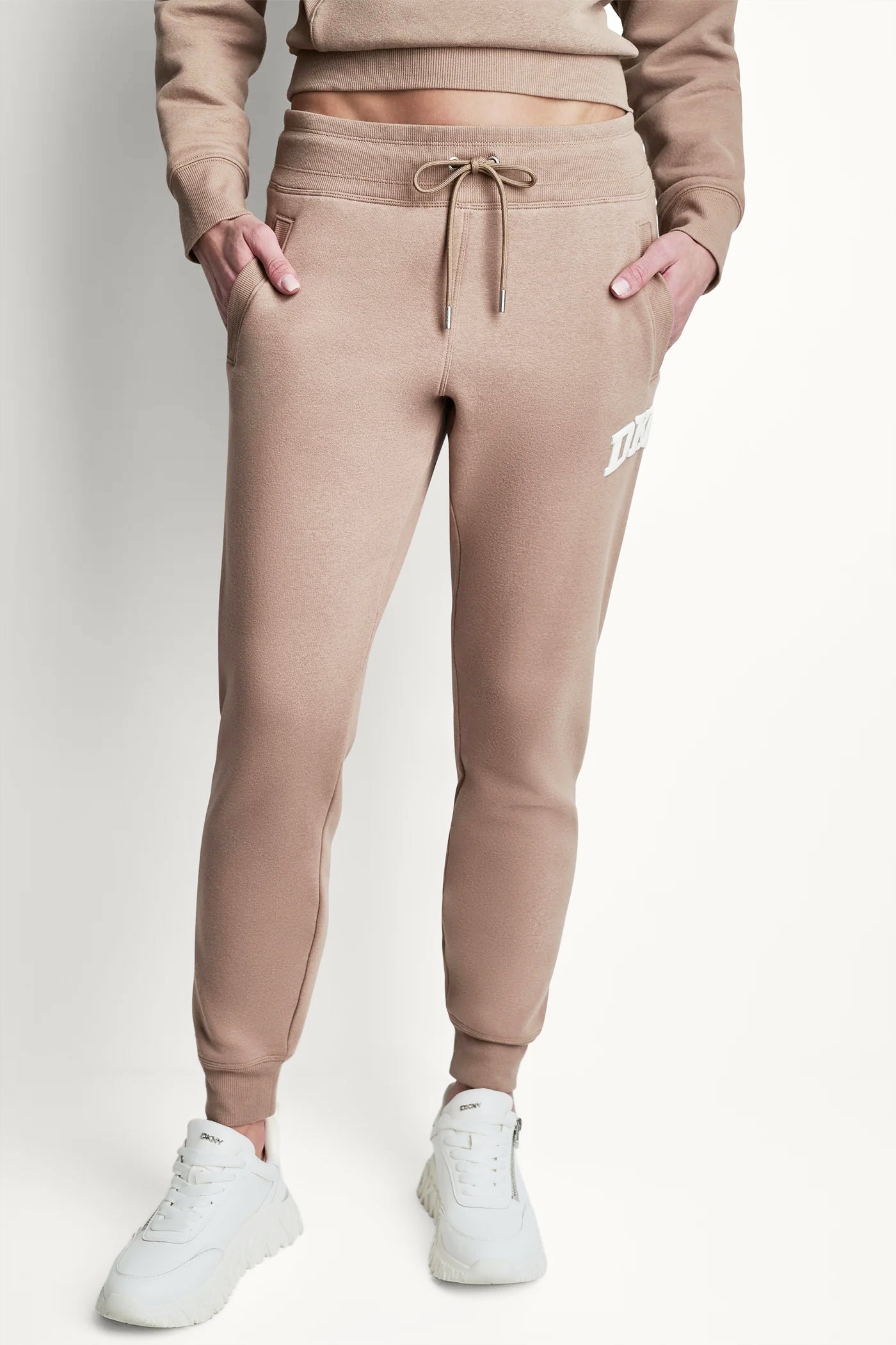 MID-RISE VARSITY LOGO JOGGER