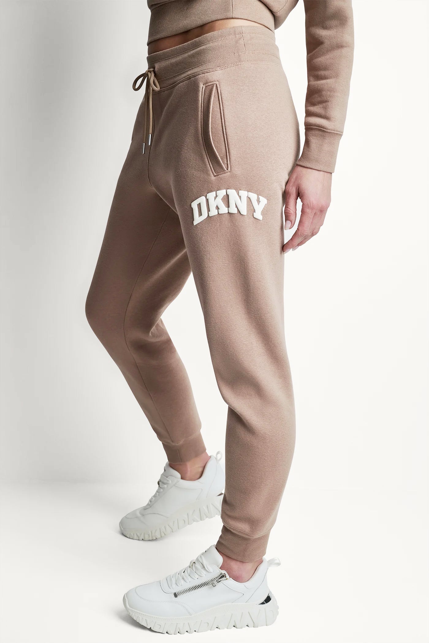 MID-RISE VARSITY LOGO JOGGER
