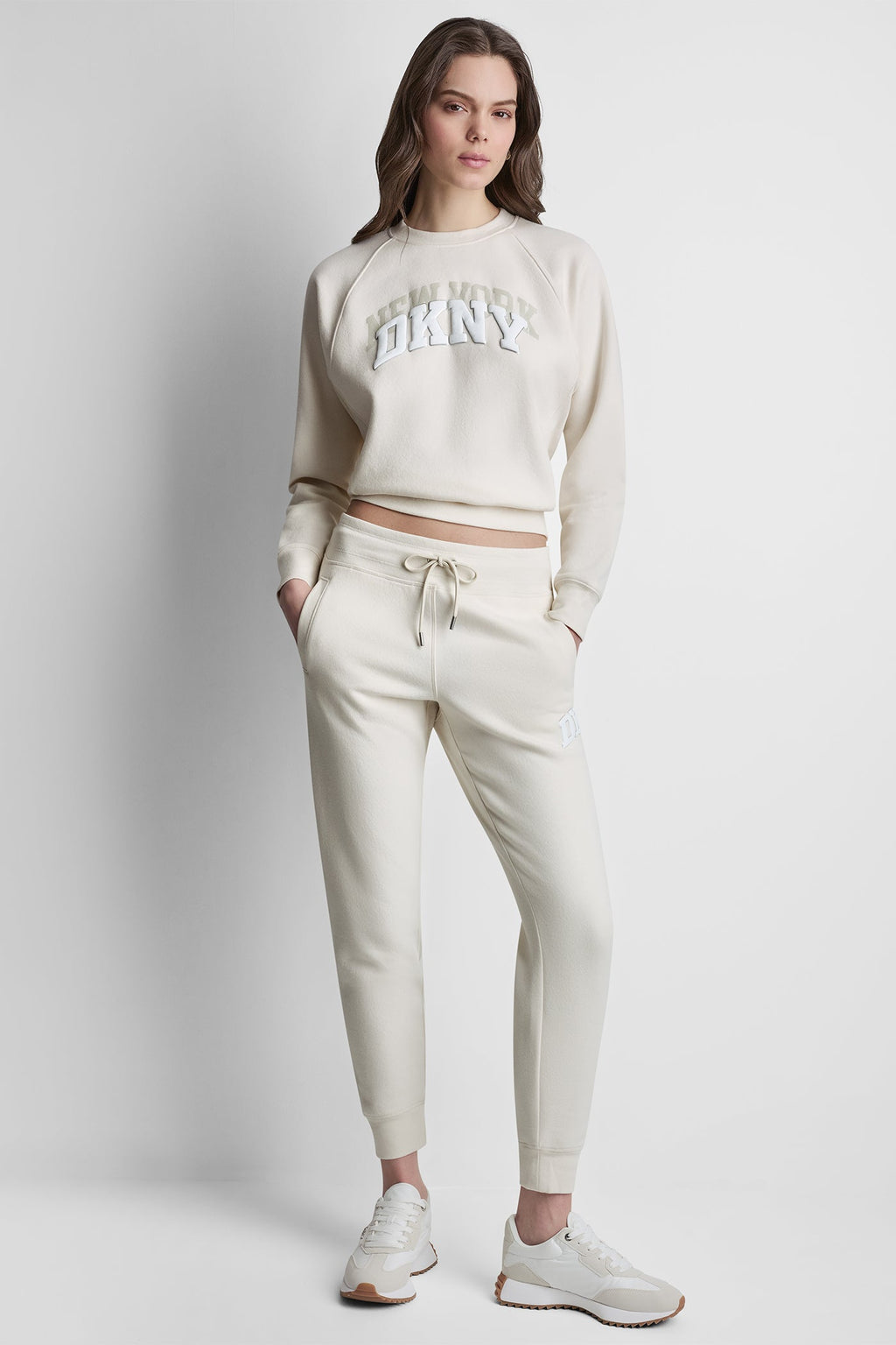 MID-RISE VARSITY LOGO JOGGER