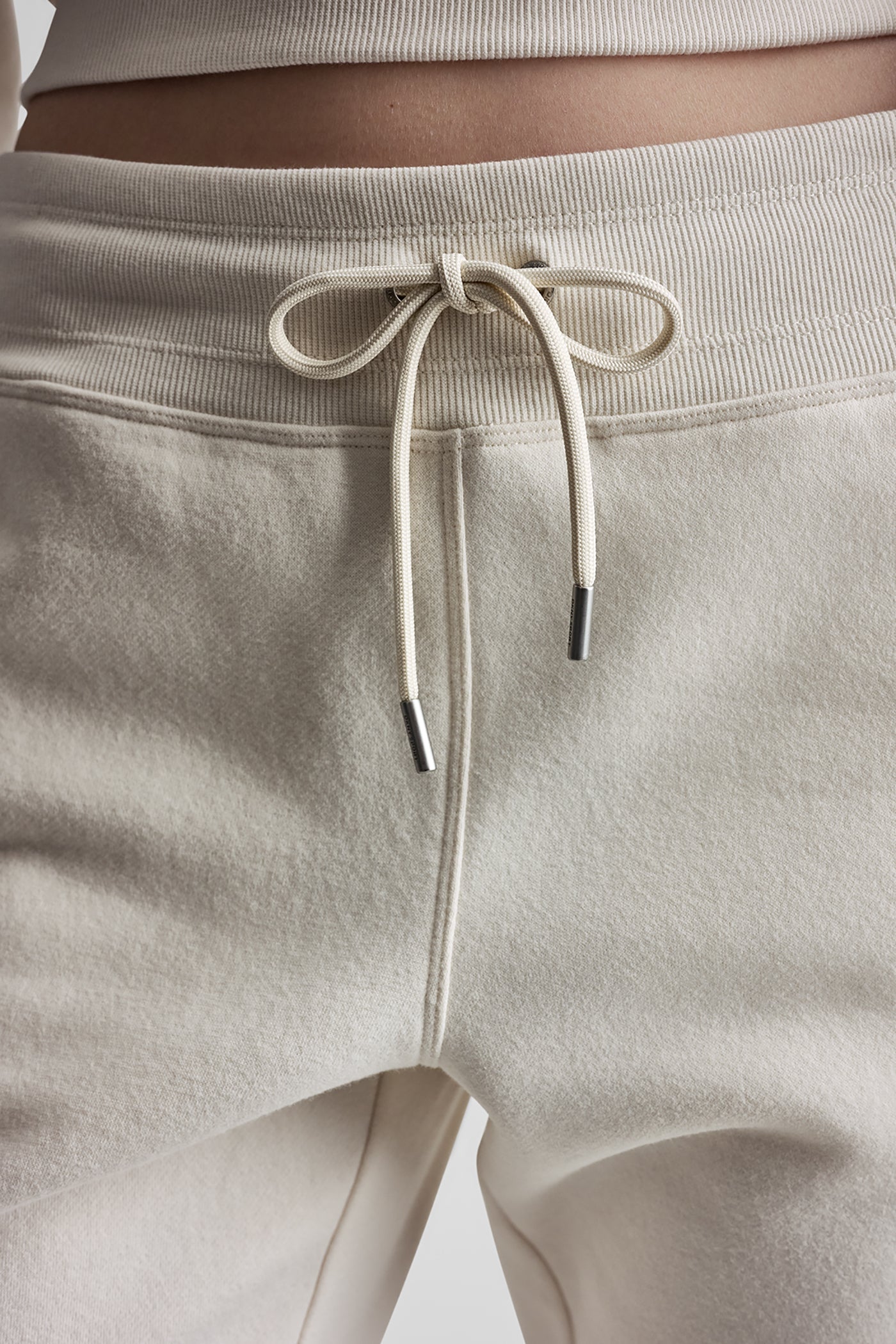 MID-RISE VARSITY LOGO JOGGER