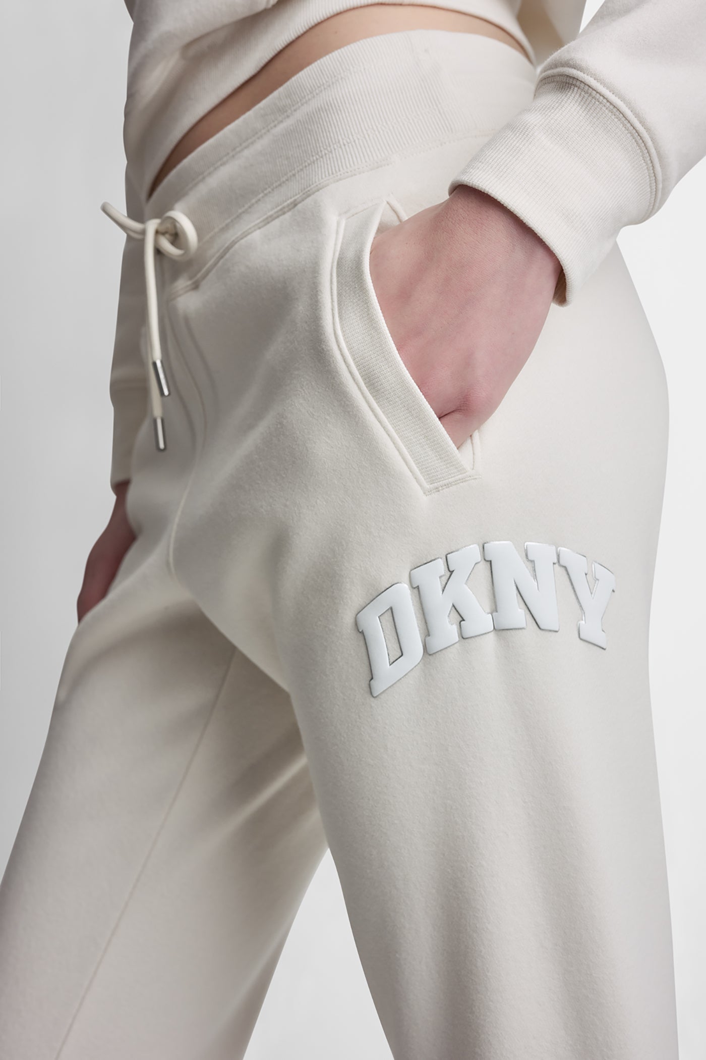 MID-RISE VARSITY LOGO JOGGER