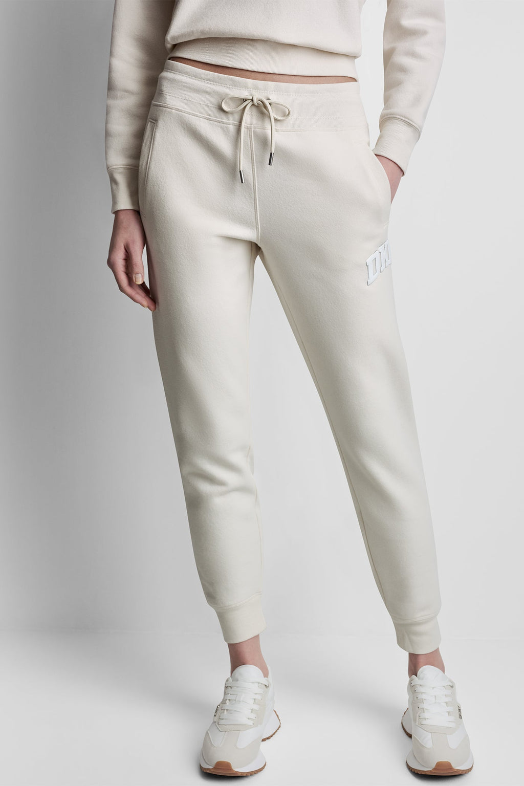 MID-RISE VARSITY LOGO JOGGER