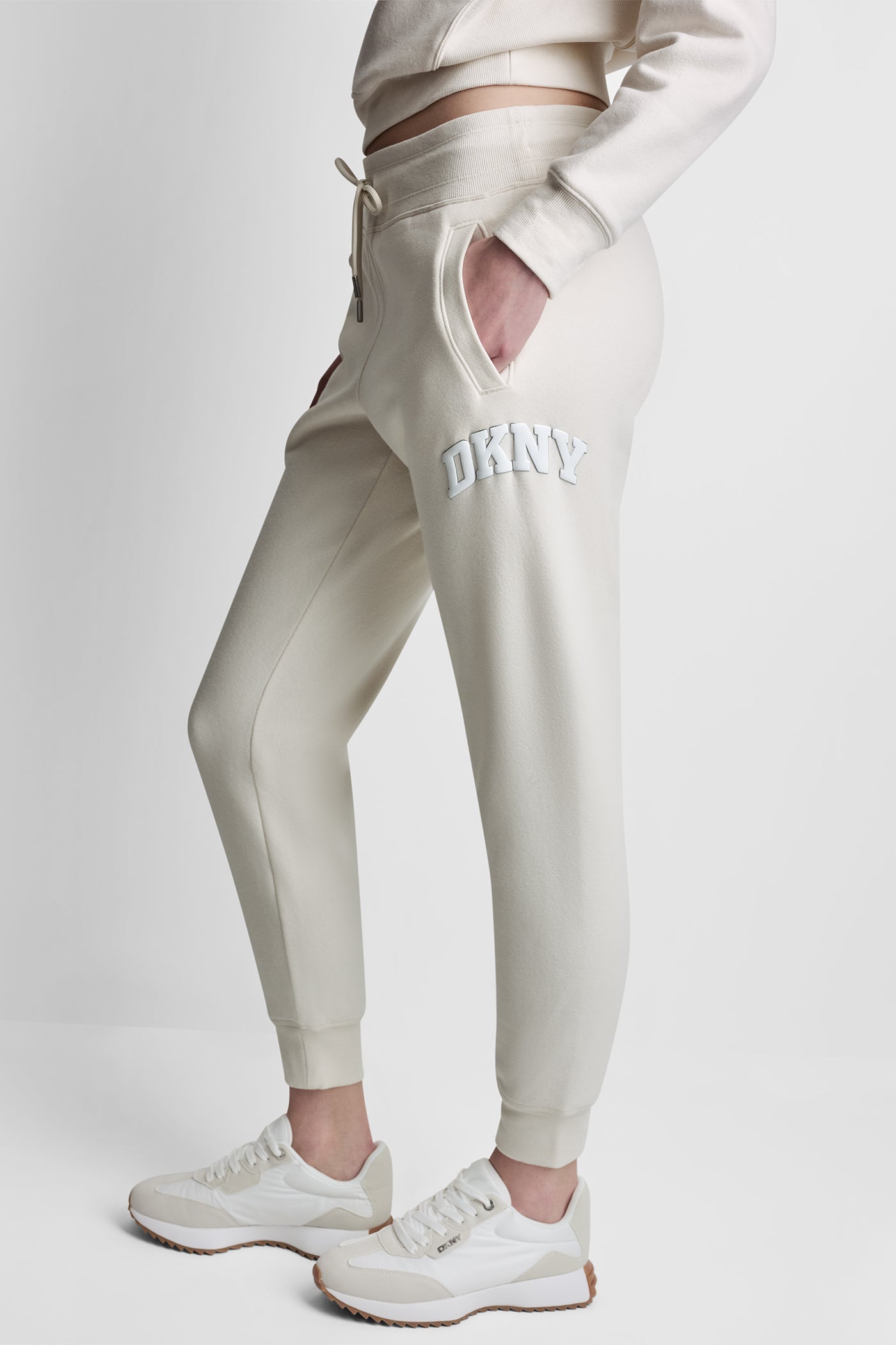 MID-RISE VARSITY LOGO JOGGER