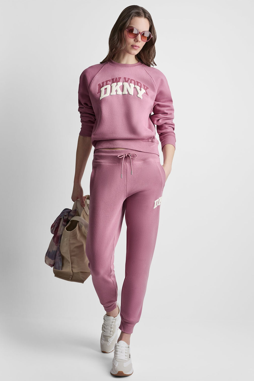 MID-RISE VARSITY LOGO JOGGER