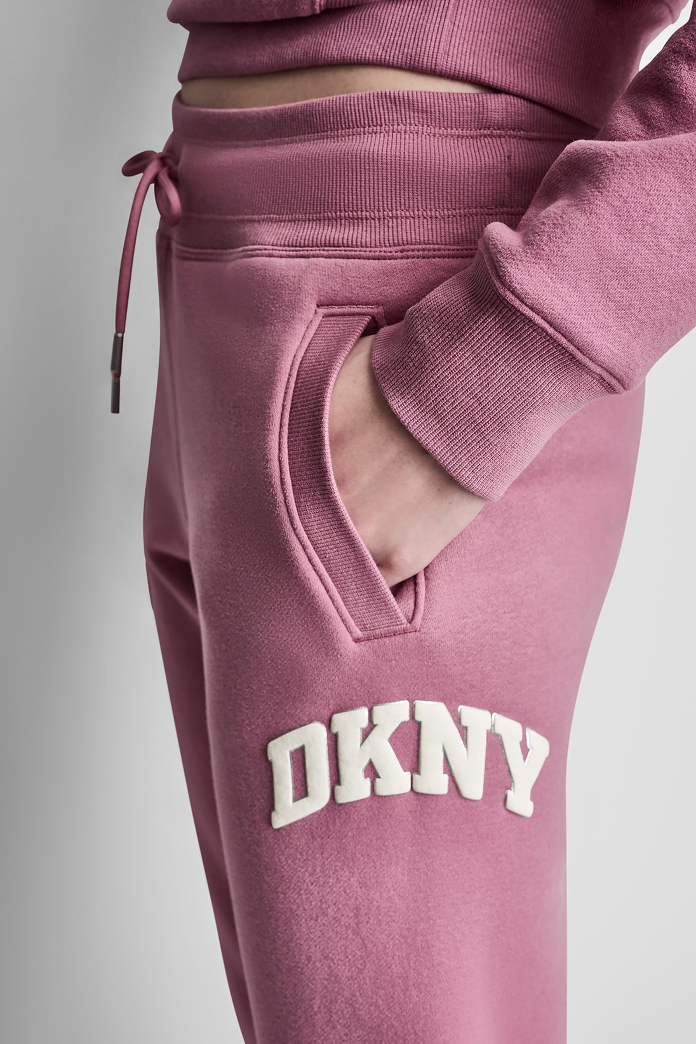 MID-RISE VARSITY LOGO JOGGER