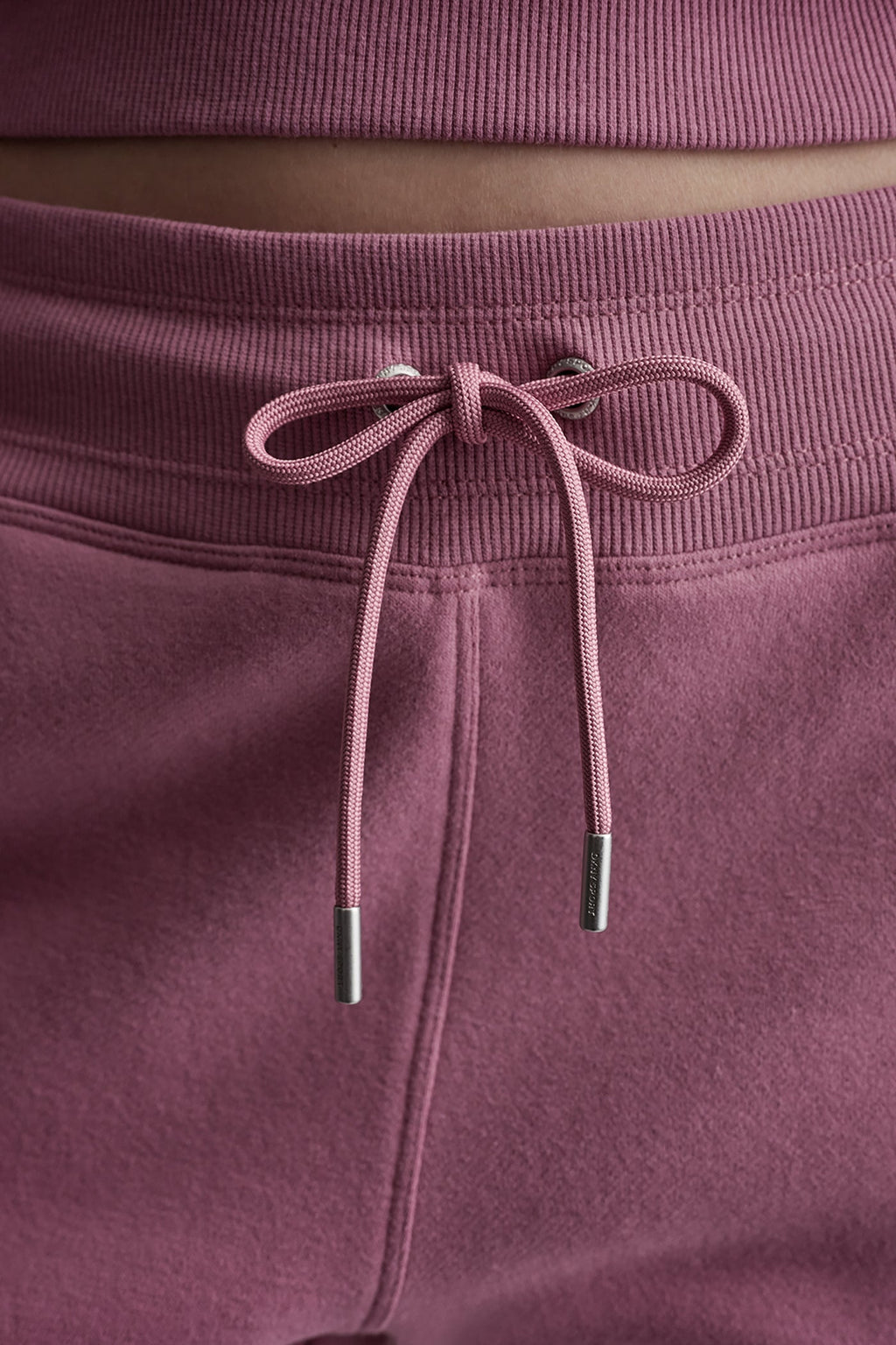 MID-RISE VARSITY LOGO JOGGER