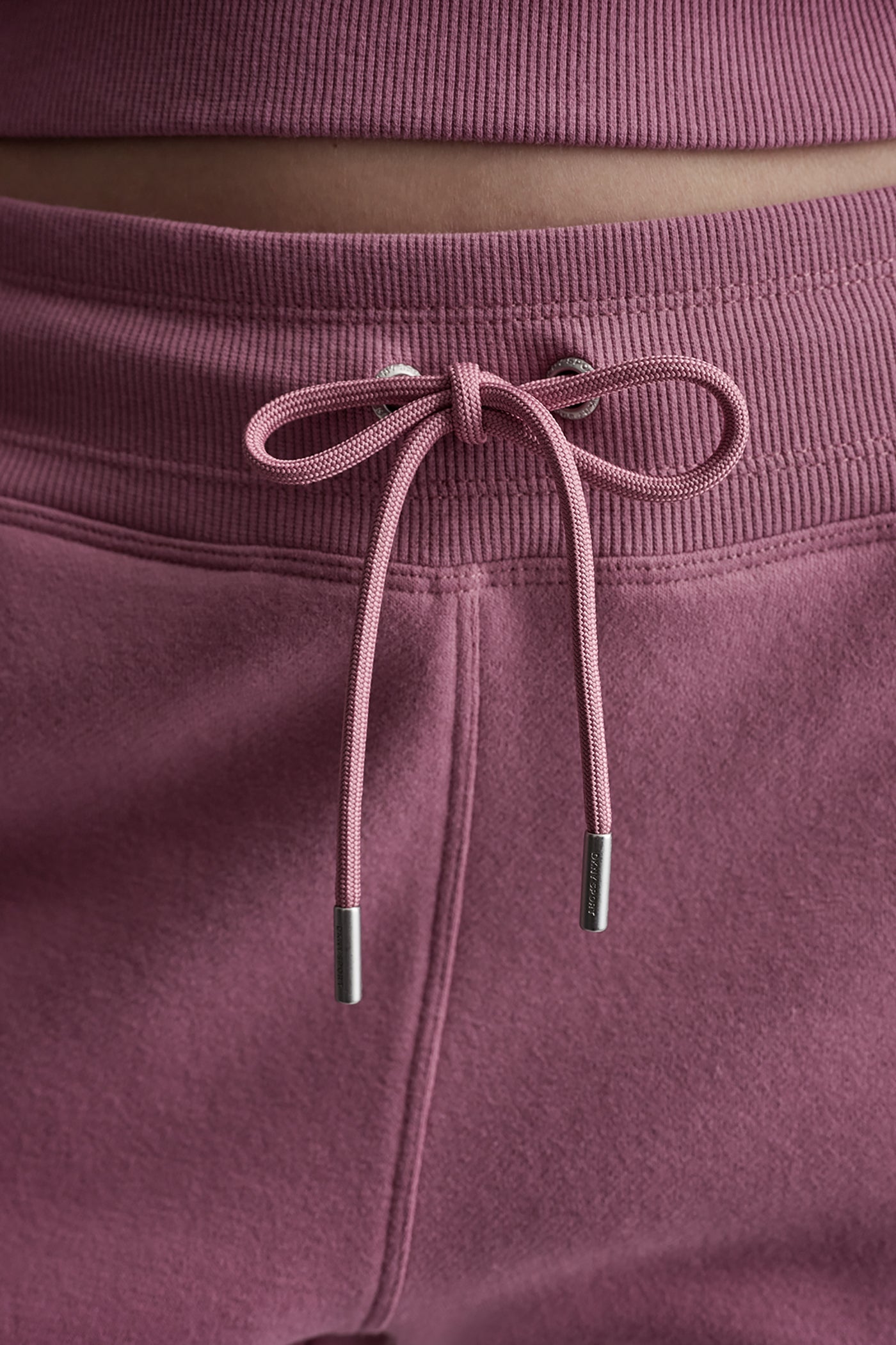 MID-RISE VARSITY LOGO JOGGER