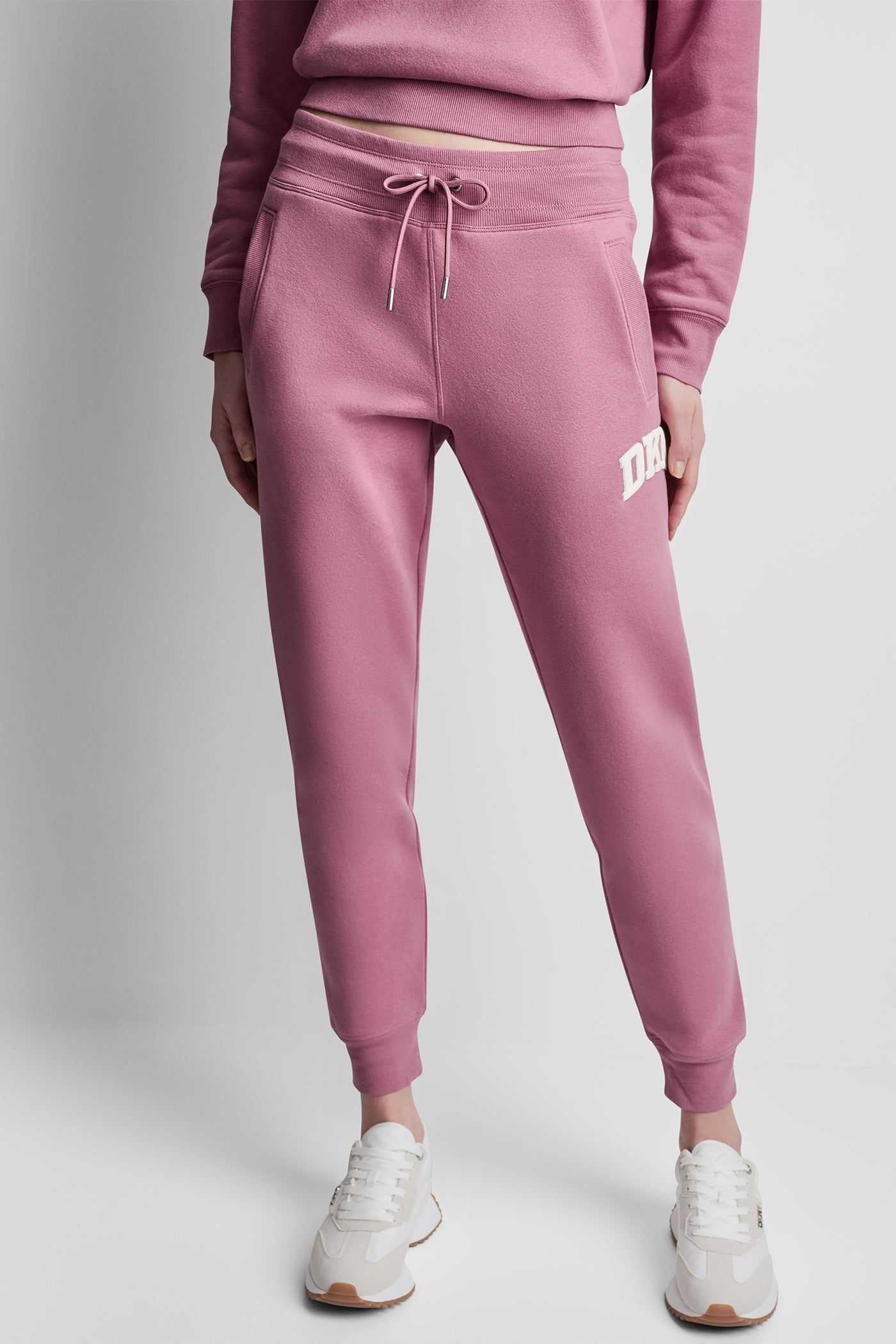 MID-RISE VARSITY LOGO JOGGER