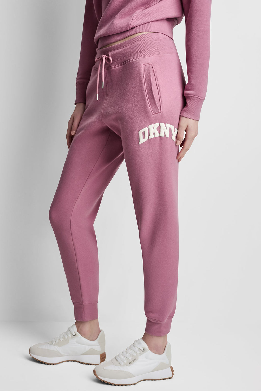 MID-RISE VARSITY LOGO JOGGER