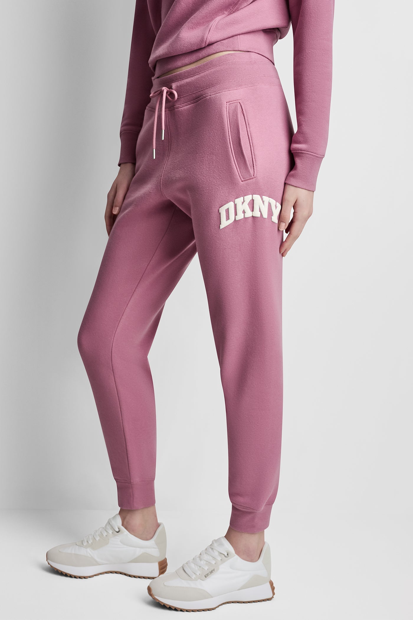 MID-RISE VARSITY LOGO JOGGER