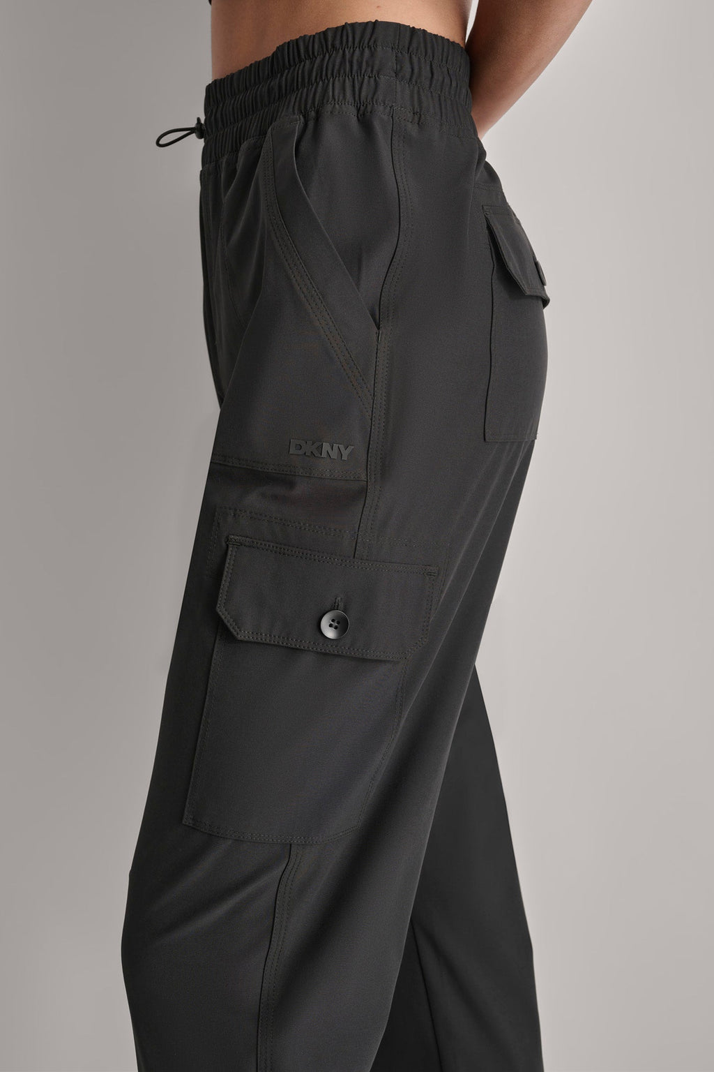 HIGH-RISE RELAXED CARGO JOGGER