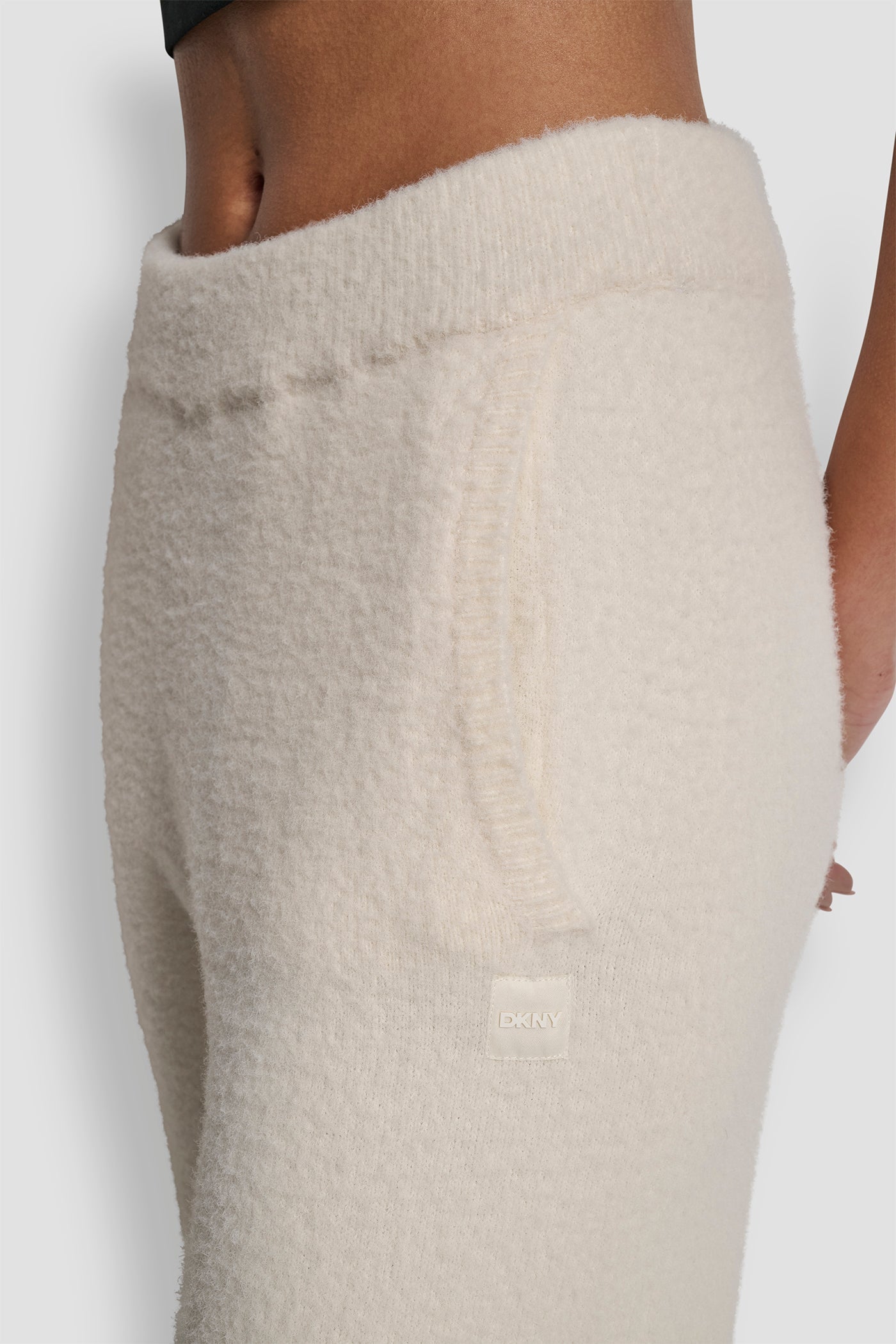 FEATHER YARN JOGGER WITH POCKETS AND TONAL LOGO