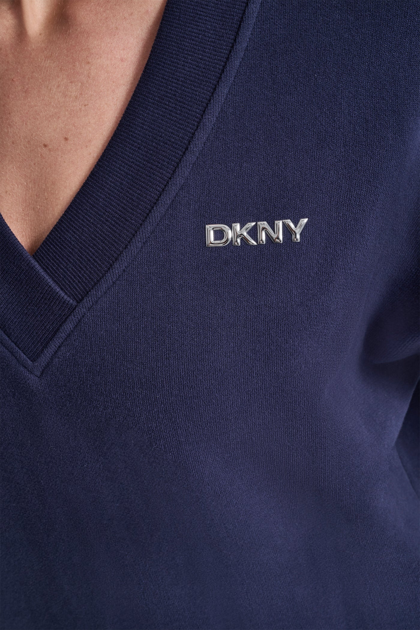 METALLIC BUBBLE LOGO V-NECK PULLOVER